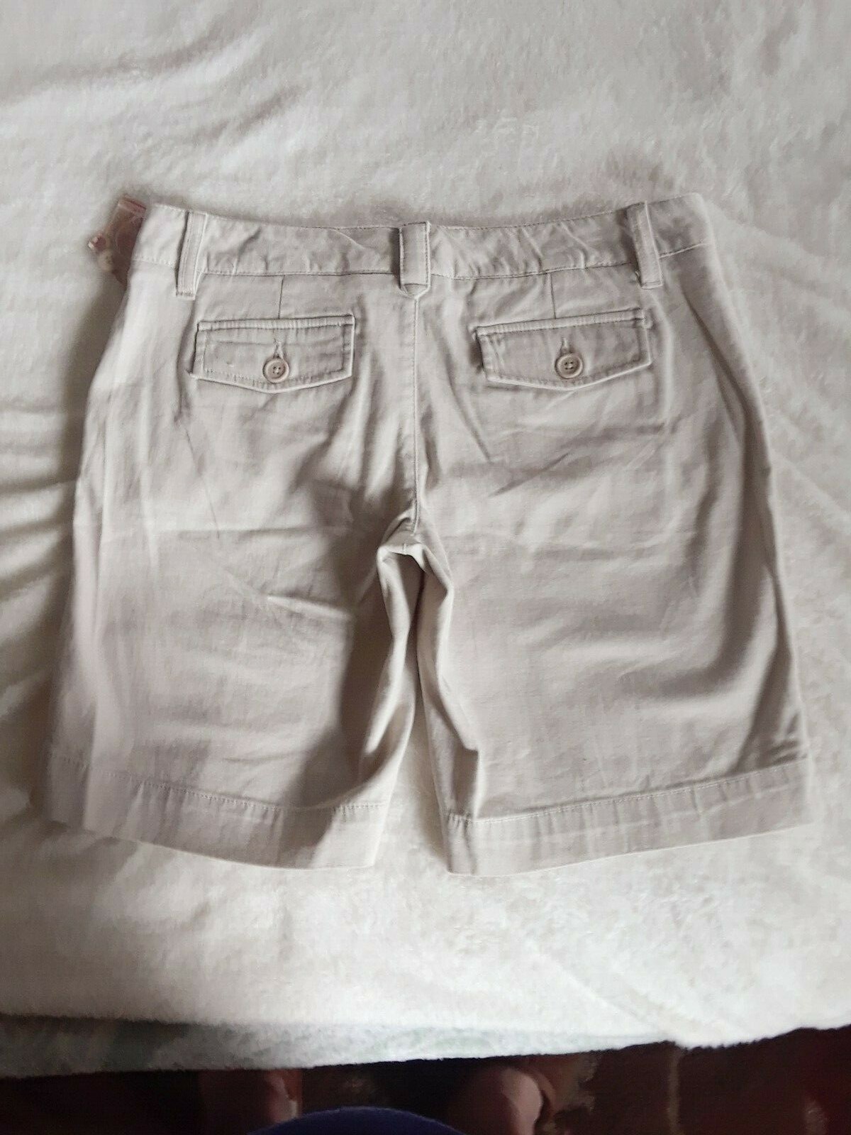 TA1-14 Red Camel Women’s shorts Size 9 in khaki in color