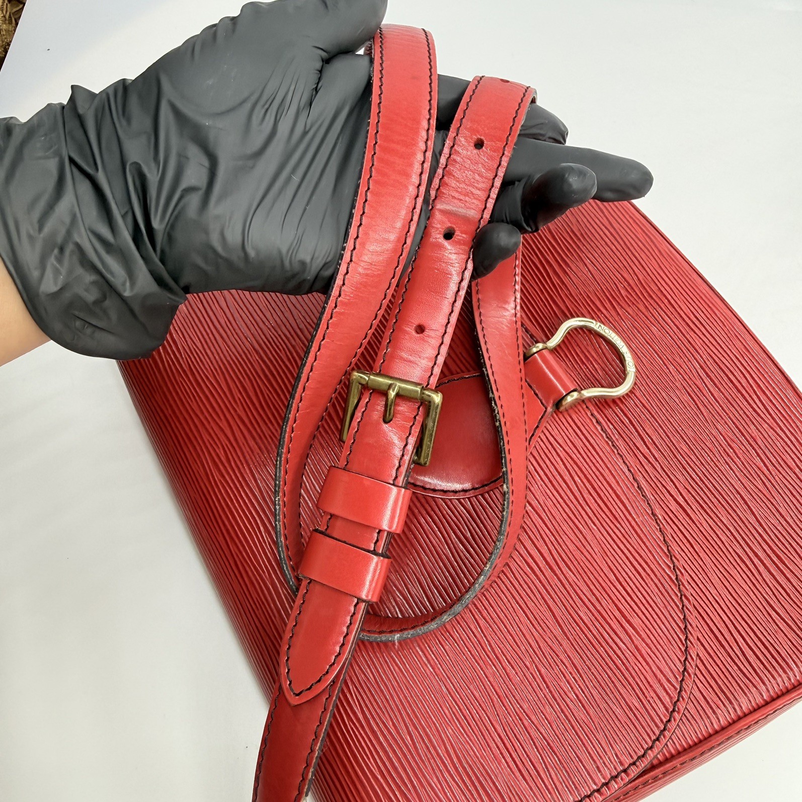 Authentic Louis Vuitton Saint Cloud GM Epi Shoulder Bag