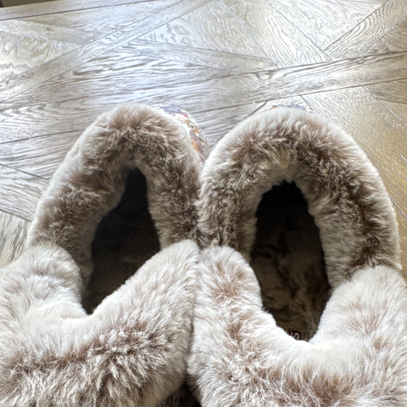 SKECHERS Hands Free Slip-ins BOBS Cozy Kicks Paw Jams Slippers 8 in woman’s