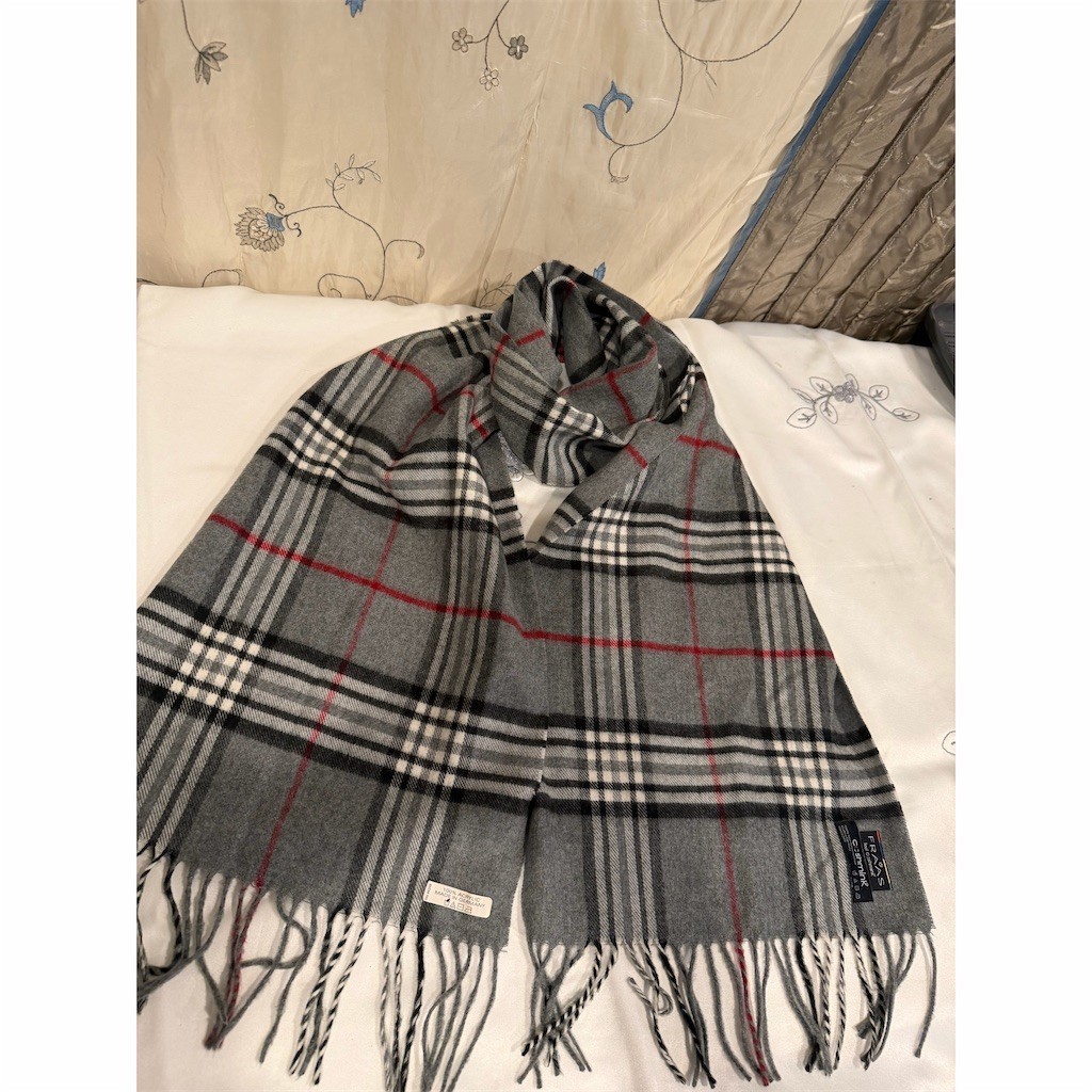 V. Fraas (FRAAS) Scarf Unisex Gray Plaid Fringe Wrap Soft Warm Cashmere Feel