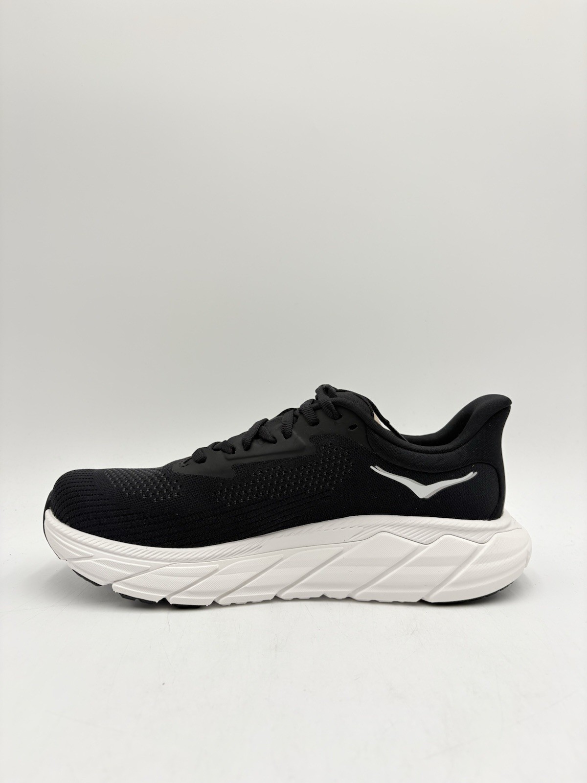 HOKA Women’s Arahi 7 Size 8 Wide Black White |1147890-BWHT|
