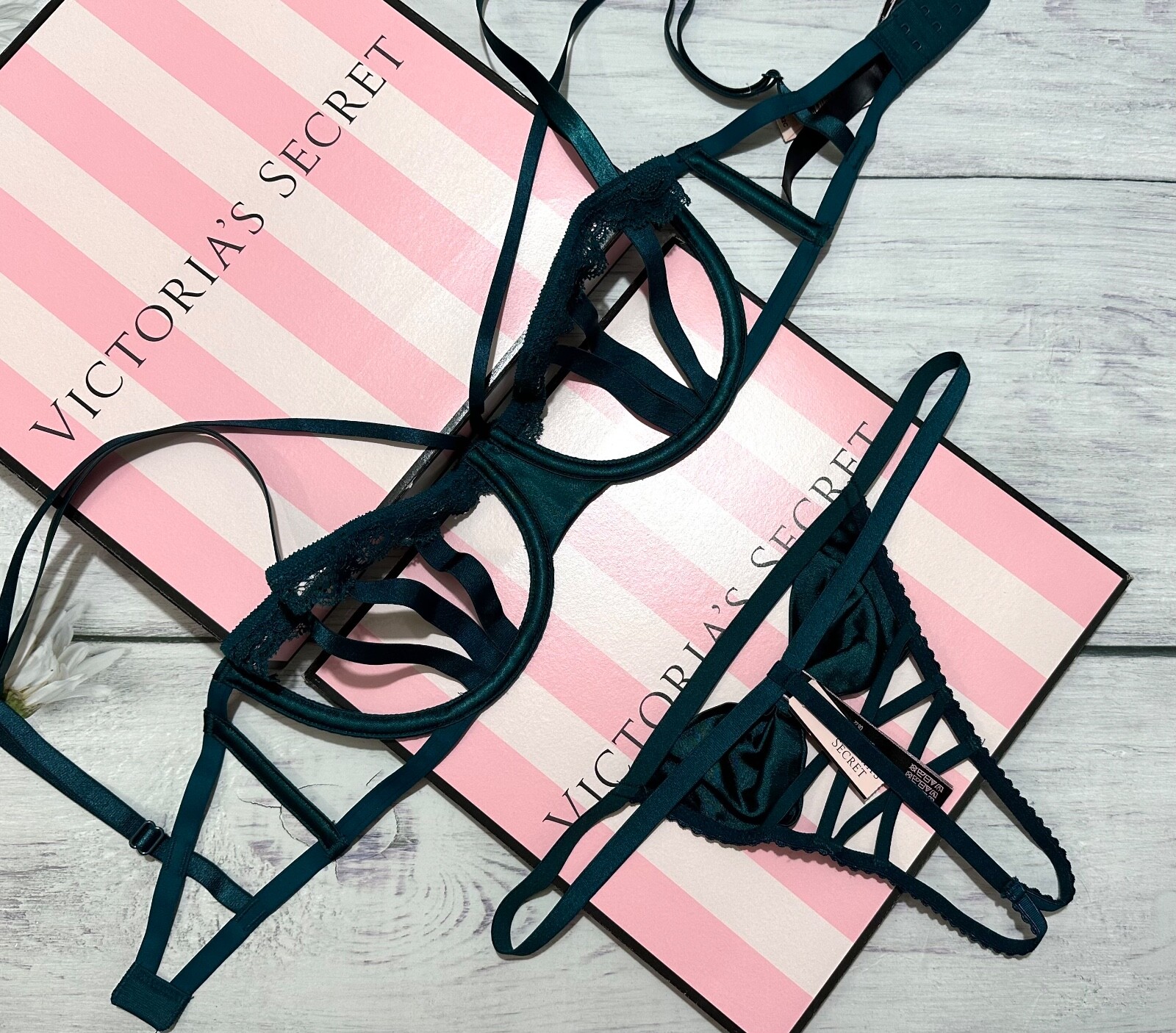 Victoria’s Secret Luxe Lingerie Cut-Out Balconet Bra Set Green Ivy Bow Thong