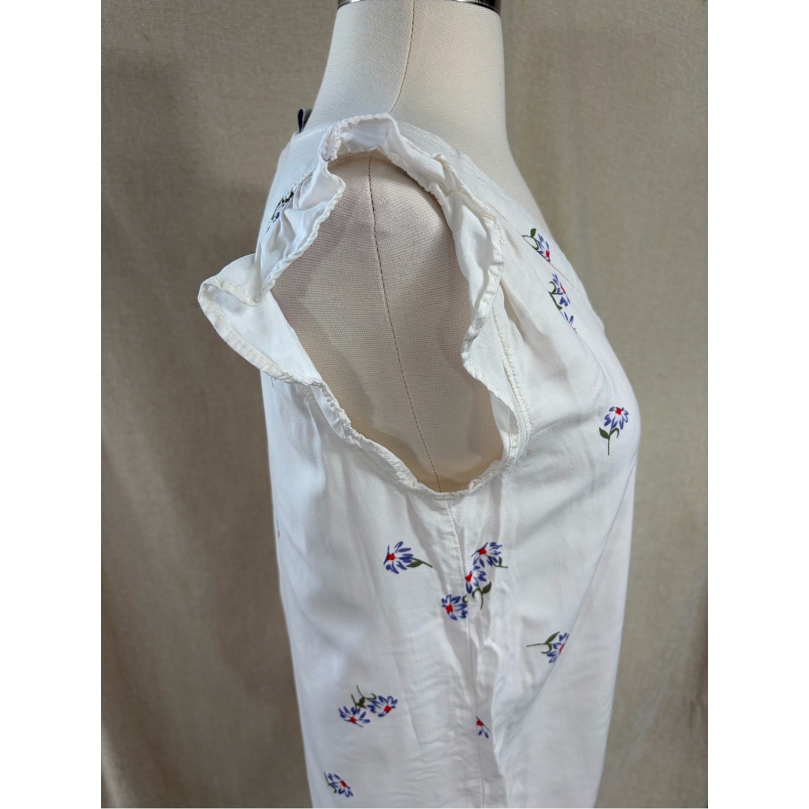 Old Navy White Floral V-Neck Ruffle Cap Sleeve Camisole size xs