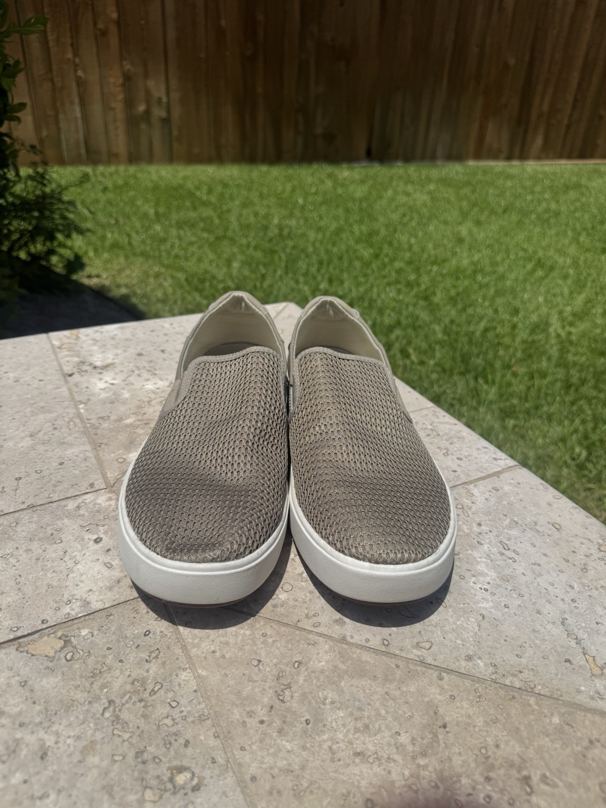 OluKai Lae’ahi Men’s Breathable Mesh Slip-On Shoes Gray/White US 10.5