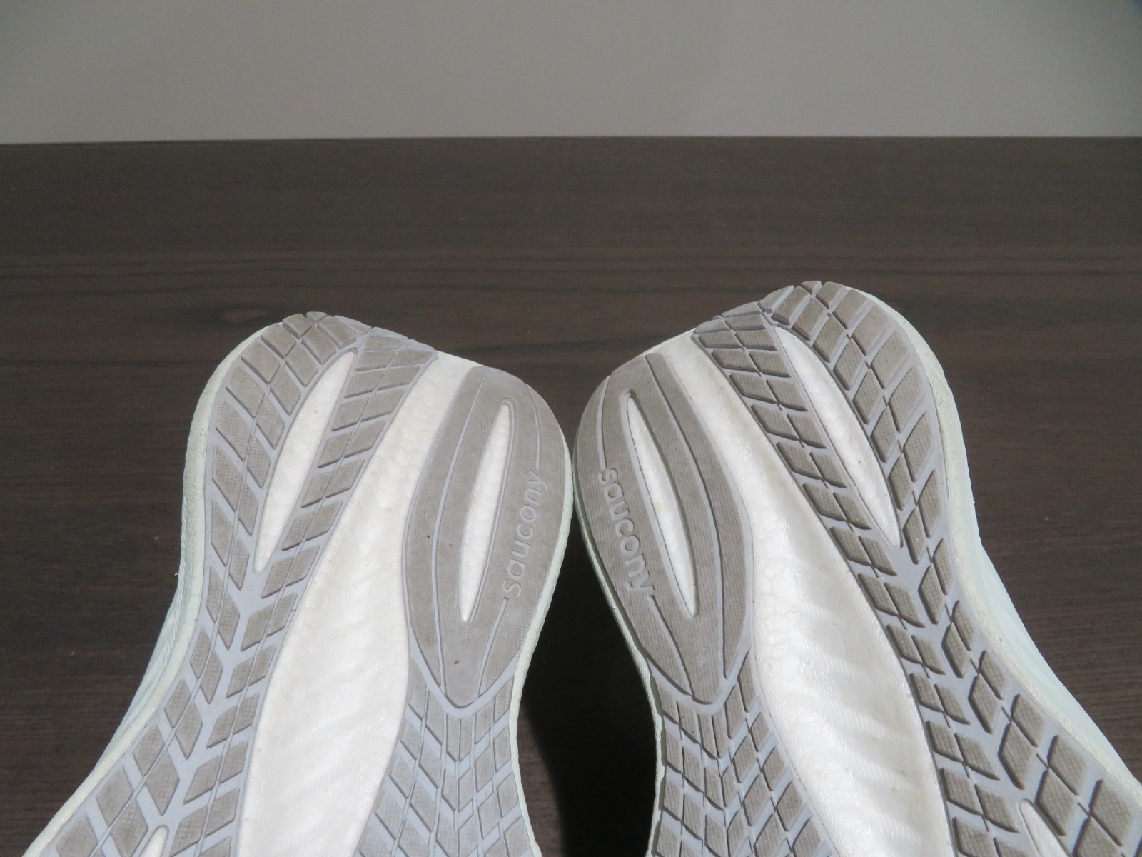 Saucony Triumph 22 Womens 5 Wide Shoes White Running Walking Sneaker S10965-245