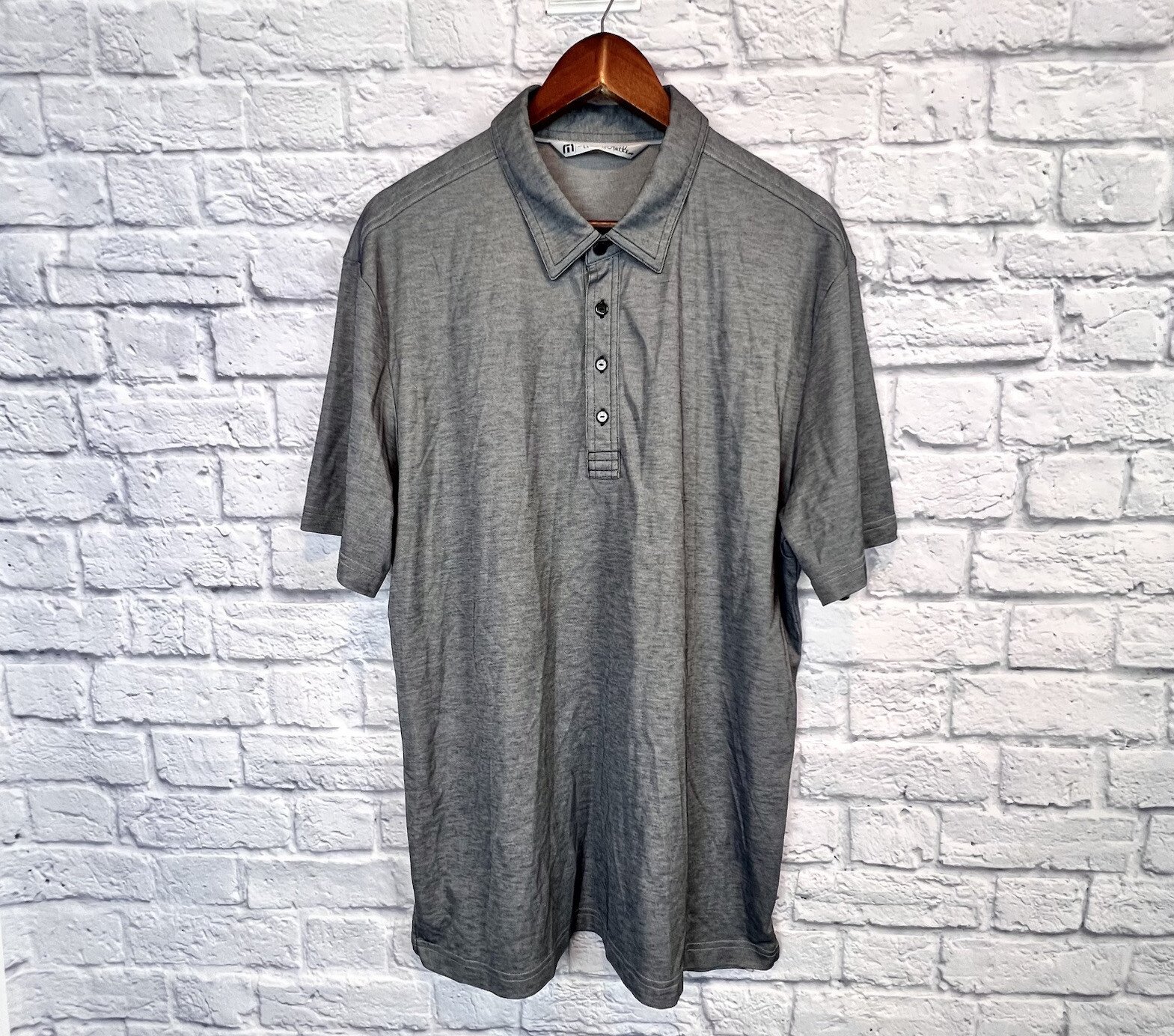 Travis Mathew Men’s Four Button Gray Short Sleeve Golf Polo Shirt Logo Size XL