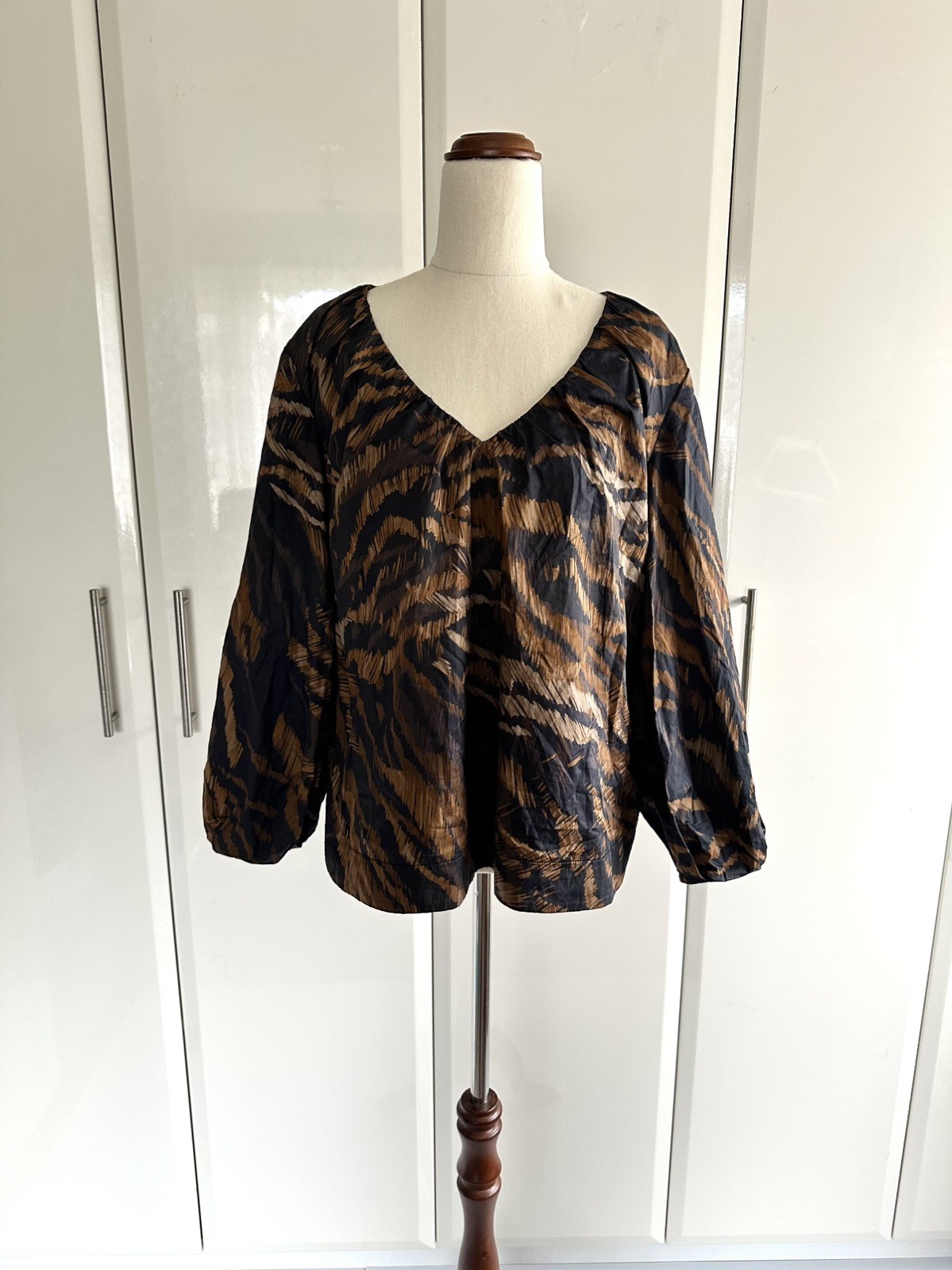 Veronika Maine 100% Cotton Tiger Long Sleeve Blouse Size 10 Brown Black V Neck