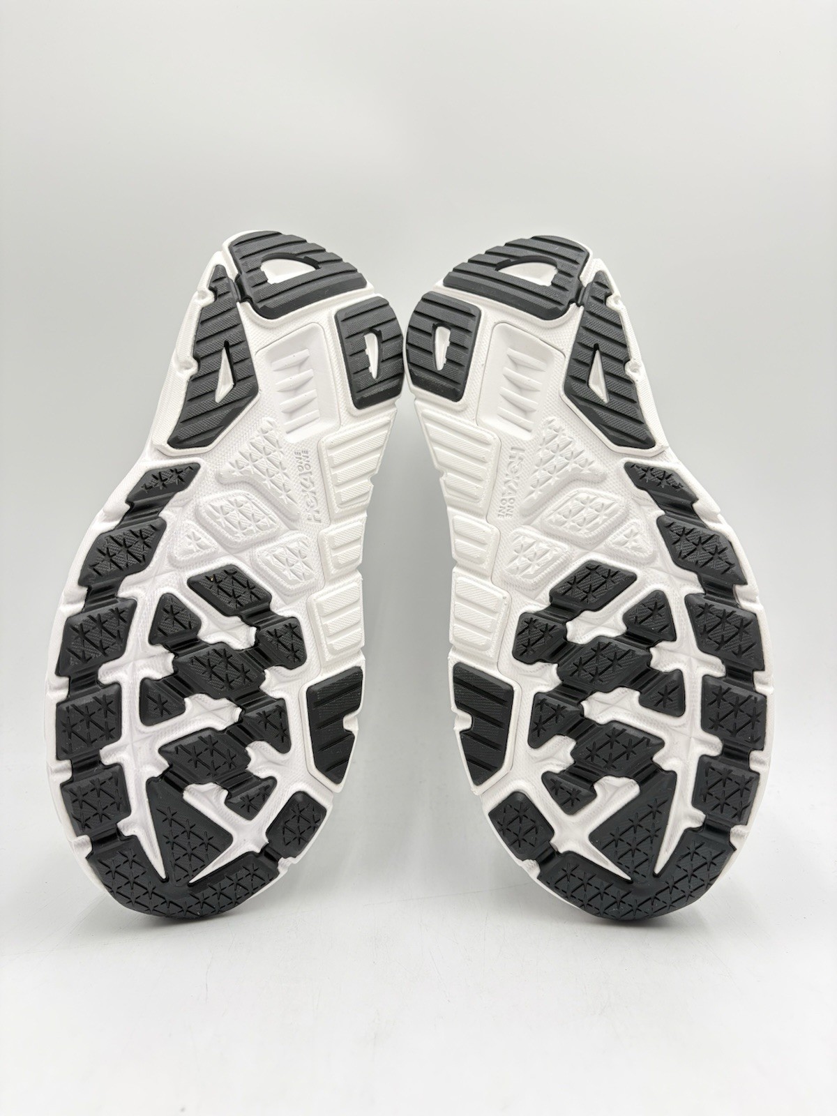 HOKA Women’s Arahi 7 Size 8 Wide Black White |1147890-BWHT|