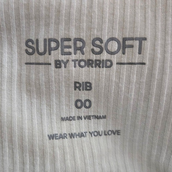 Torrid 00 Flower O-Ring Rib Tank Whisper White Ivory Medium Cut Out Top