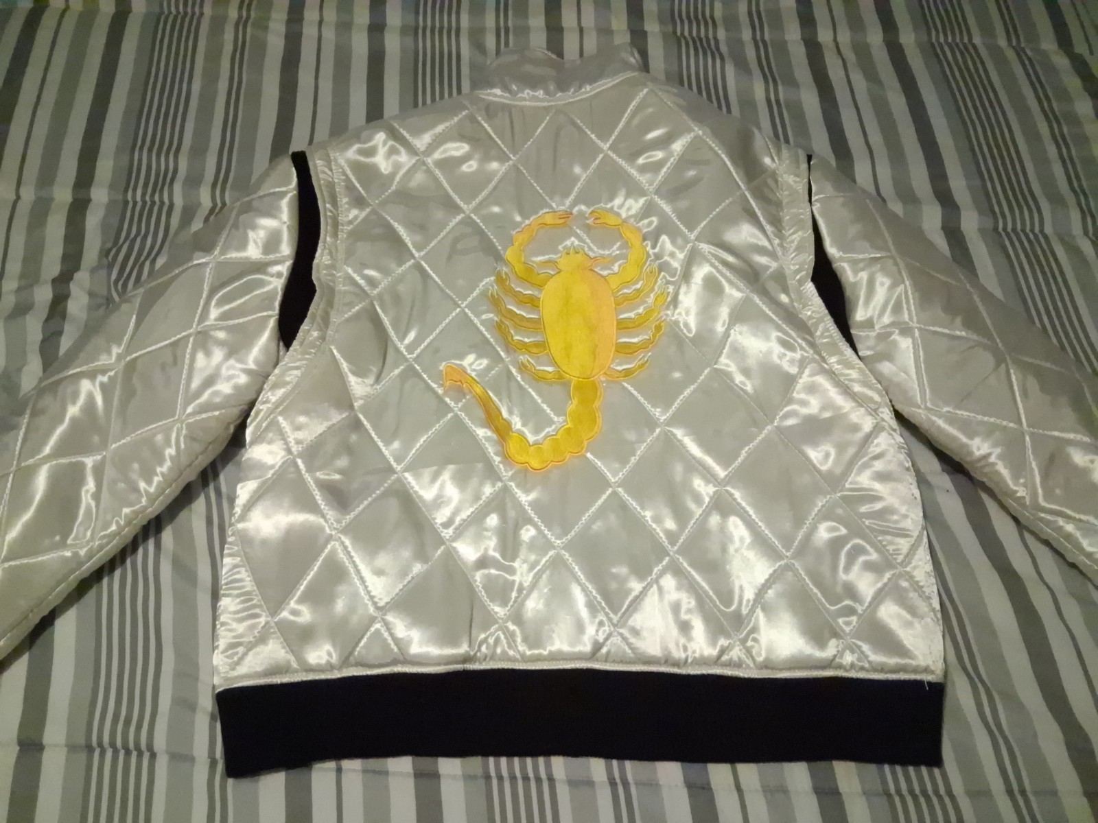 Men’s Drive Scorpion Bomber Jacket Ryan Gosling White Satin Quilted Coat 2XL XXL