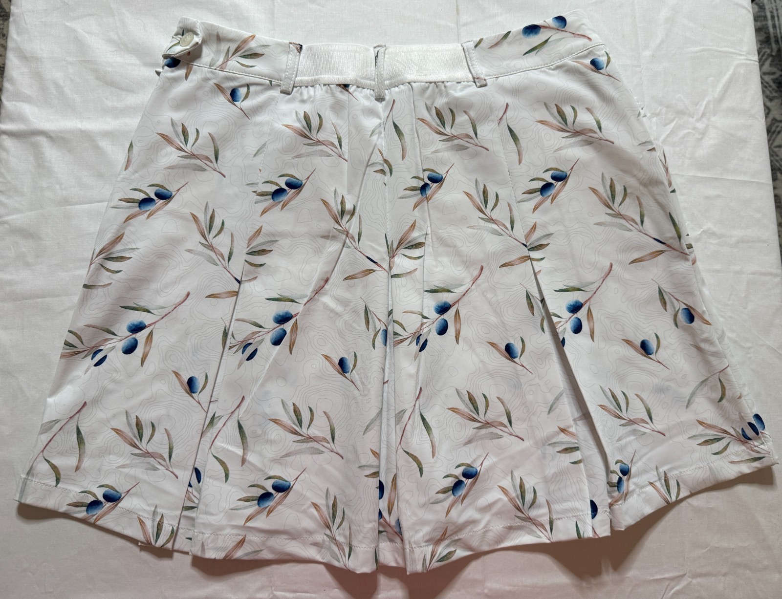 NWT WOMEN’S CHERVO GOLF SKORT/SKIRT – SIZE: 8 – WHITE W/ PRINT (A4.8)