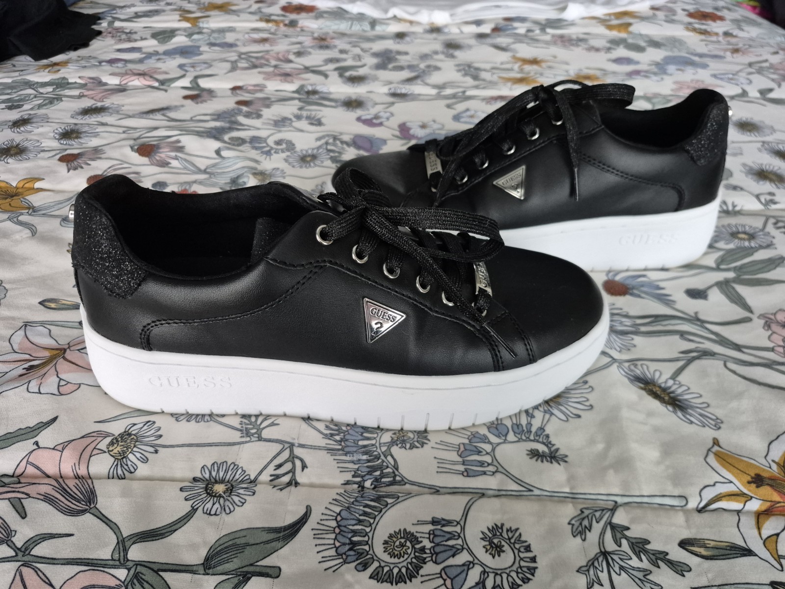 GUESS Women’s Black/White Lace-Up Logo Sneakers Rubber Outsole US 9 WGMAYA6S2-R