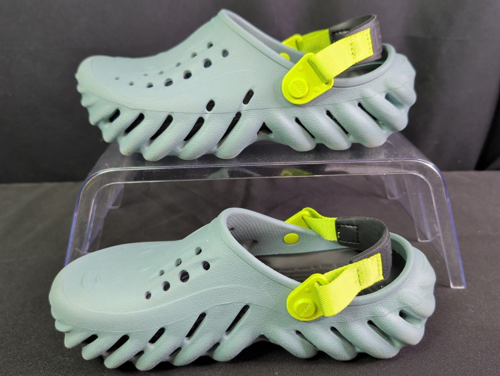 Crocs Echo Clog “Pond” size Blue/Black-Volt 207937-3YO Sz J6 W8 M6