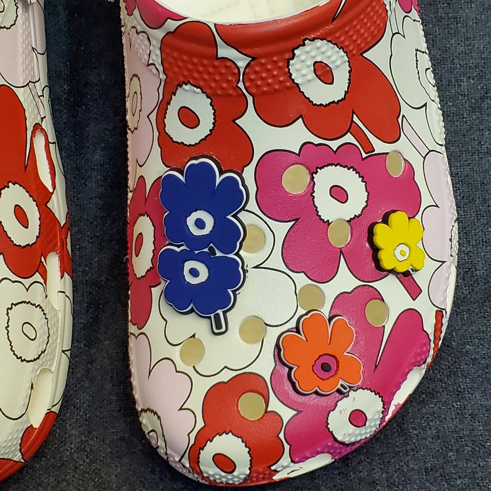 Crocs x Marimekko Unikko Classic Slip-On Floral Clogs J6 W 8 M 6 Jibbiz Charms
