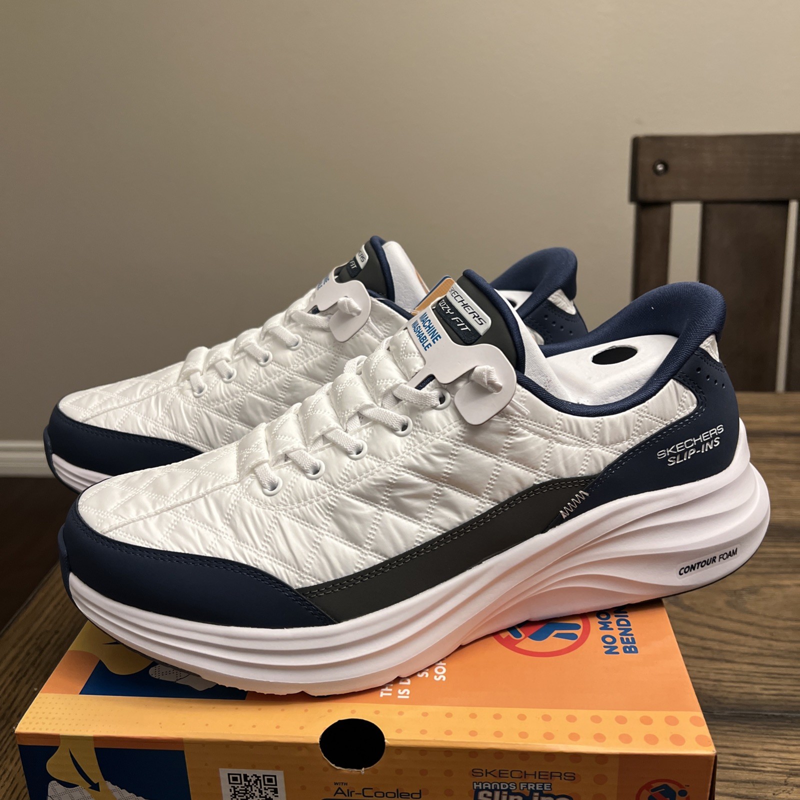 SKECHERS Slip-Ins Cozy Fit White/Navy Machine Washable Lace Up Size 11.5…R8