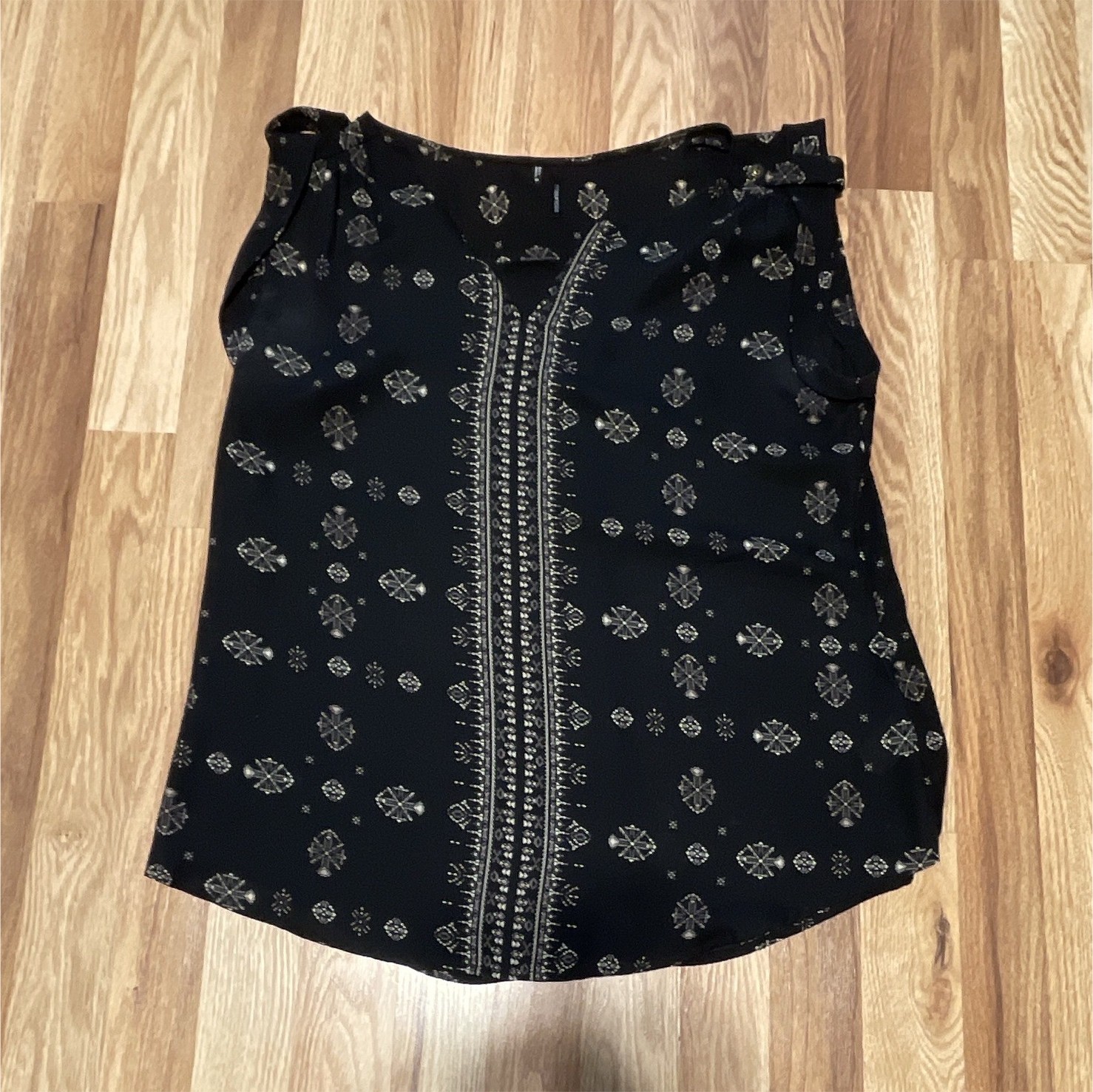 Maurices Black/White Geometric V-Neck Sleeveless Pullover Blouse Women M