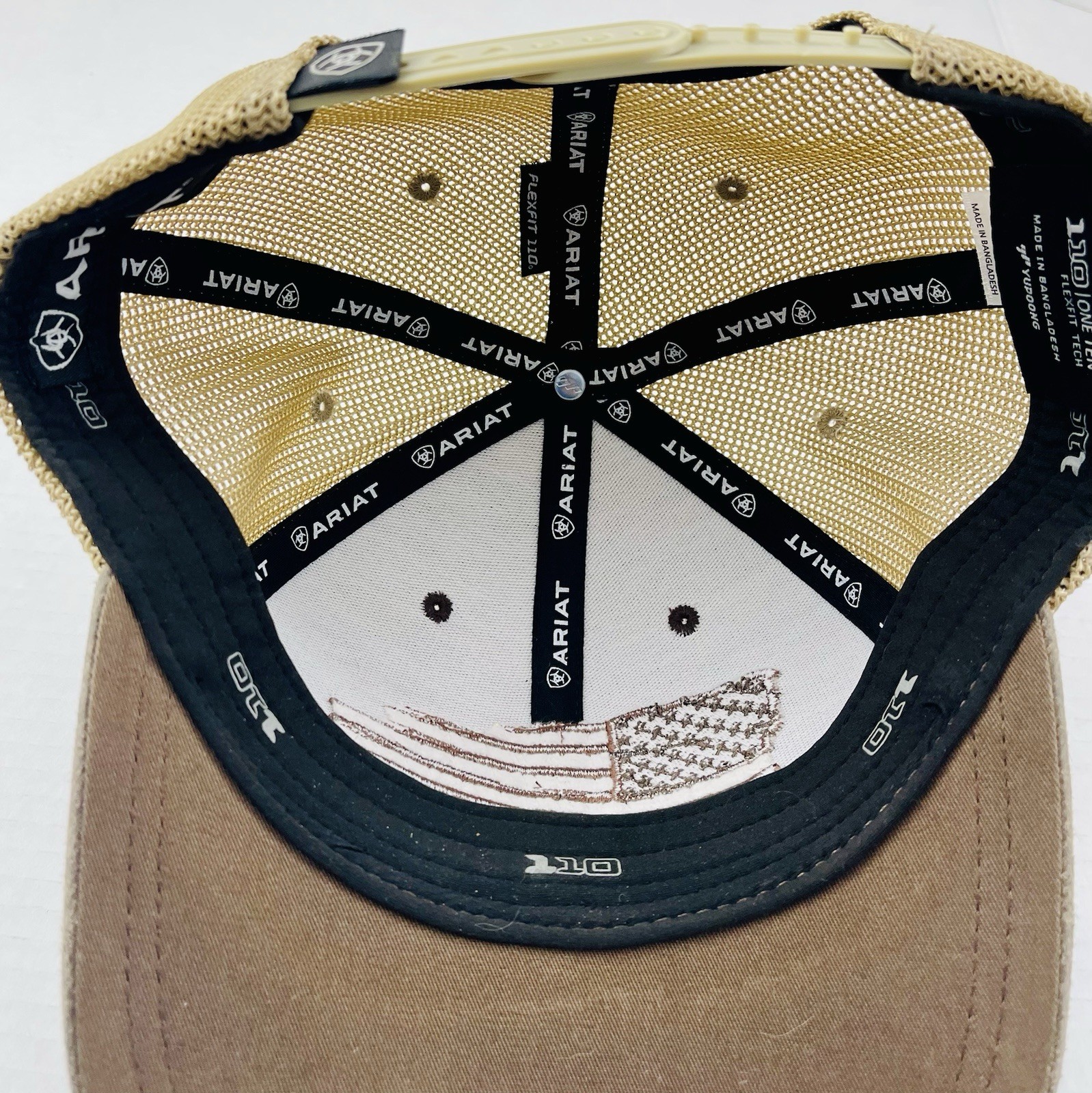 Ariat Snapback Flexfit 110 Men Trucker Cap Hat Brown Mesh Patriot Embroided Flag