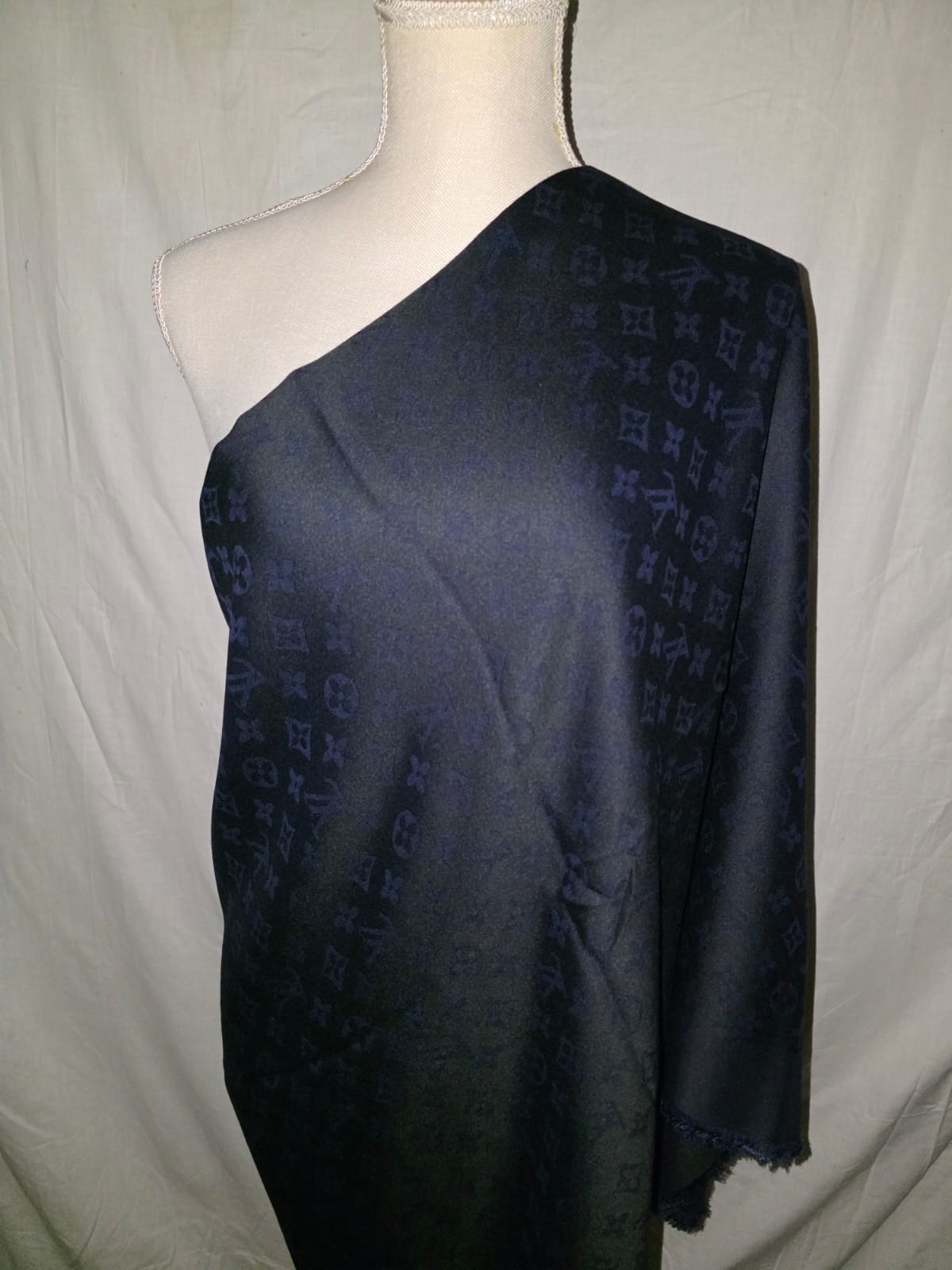 100% Authentic Louis Vuitton Scarf Shawl 60% Silk 40% Wool Baby Pink Pre-Owned