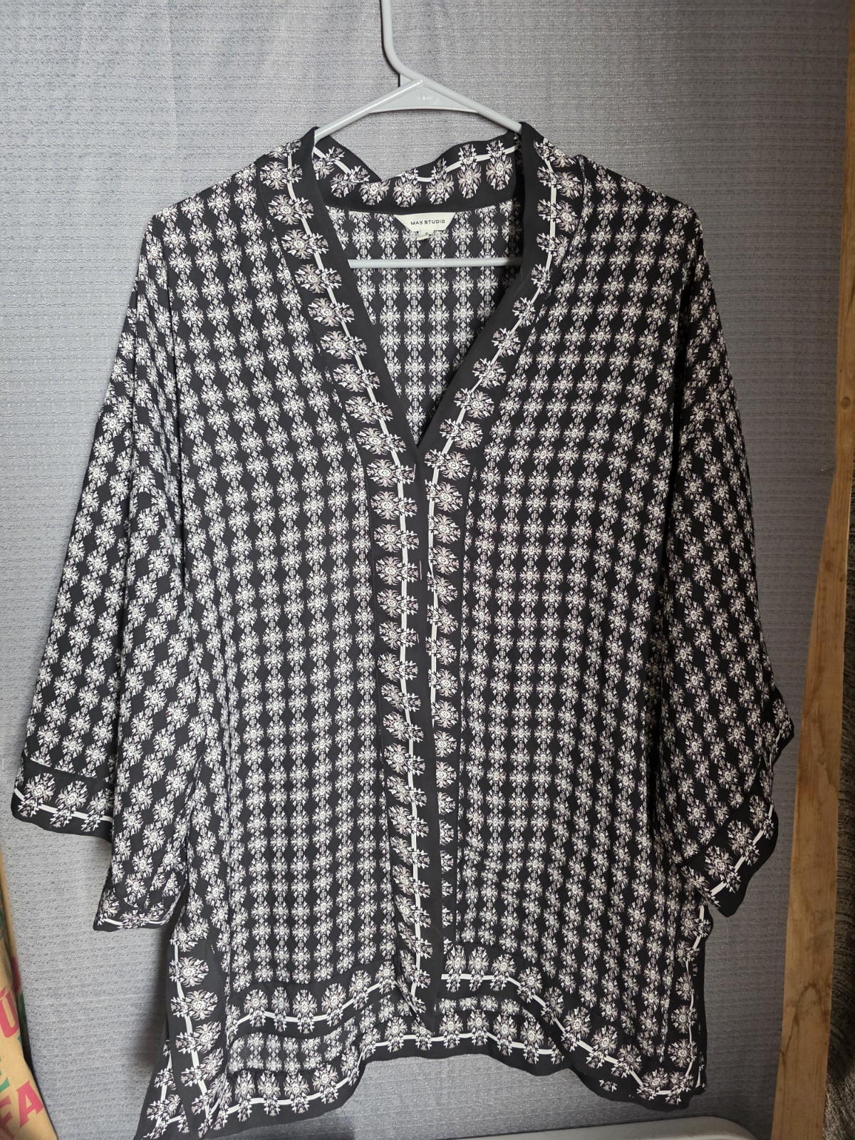 Max Studio Women’s Black White Geometric V-Neck 3/4 Sleeve Pullover Blouse S