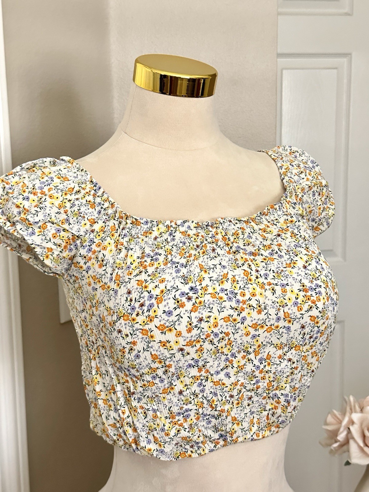 White Yellow Floral Crop Top w Off the Shoulder Cap Sleeves Sz S