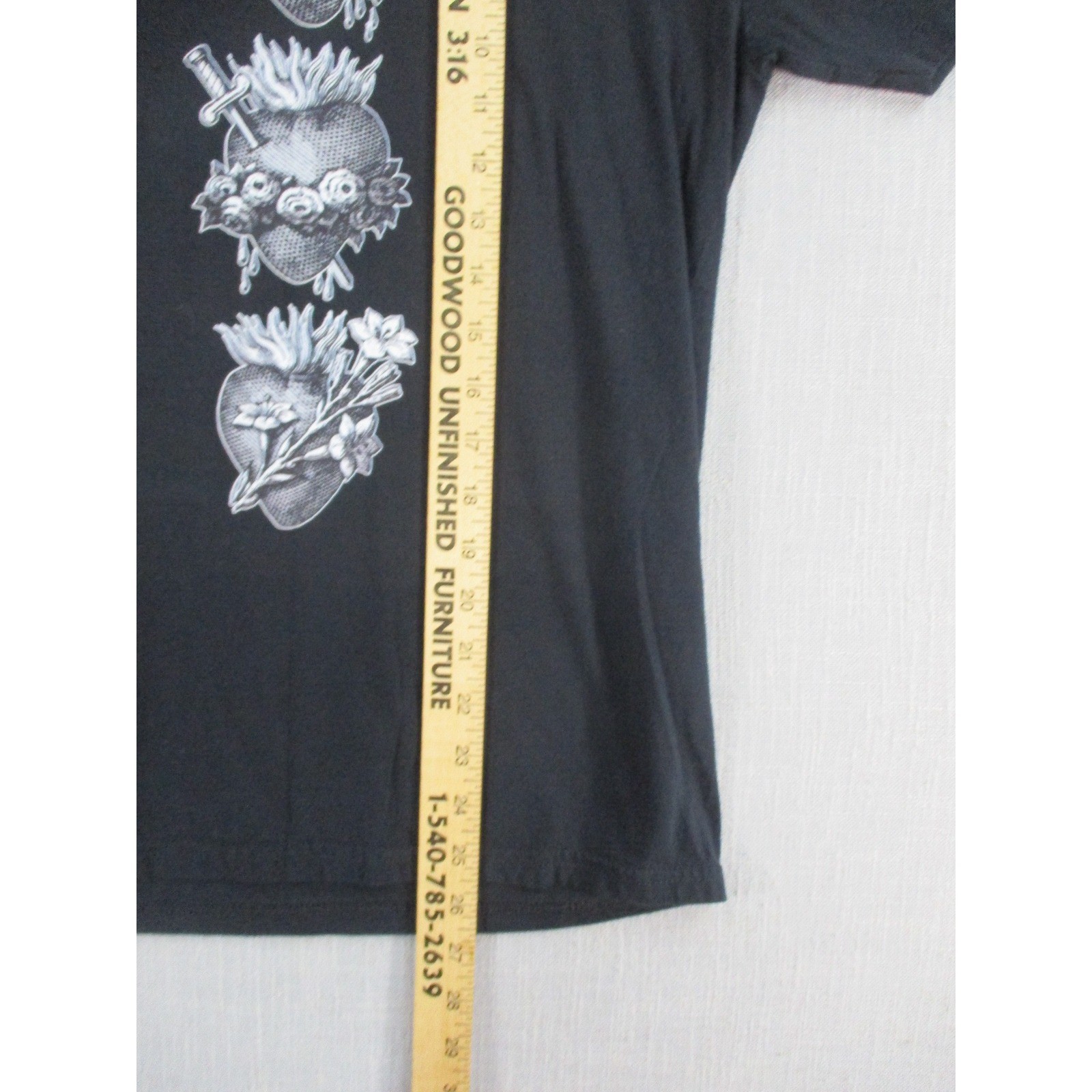 Gildan Mens Sacred Heart Graphic T-Shirt Black Cotton Religious Gothic Small