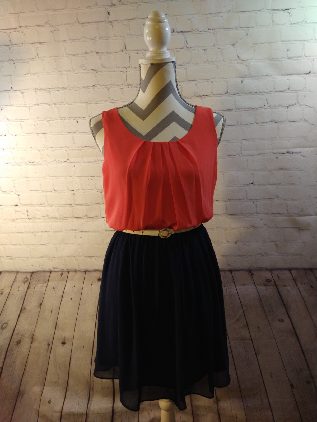NWT women’s BUYER CALIFORNIA coral & navy blue SUMMER mini DRESS – size MED