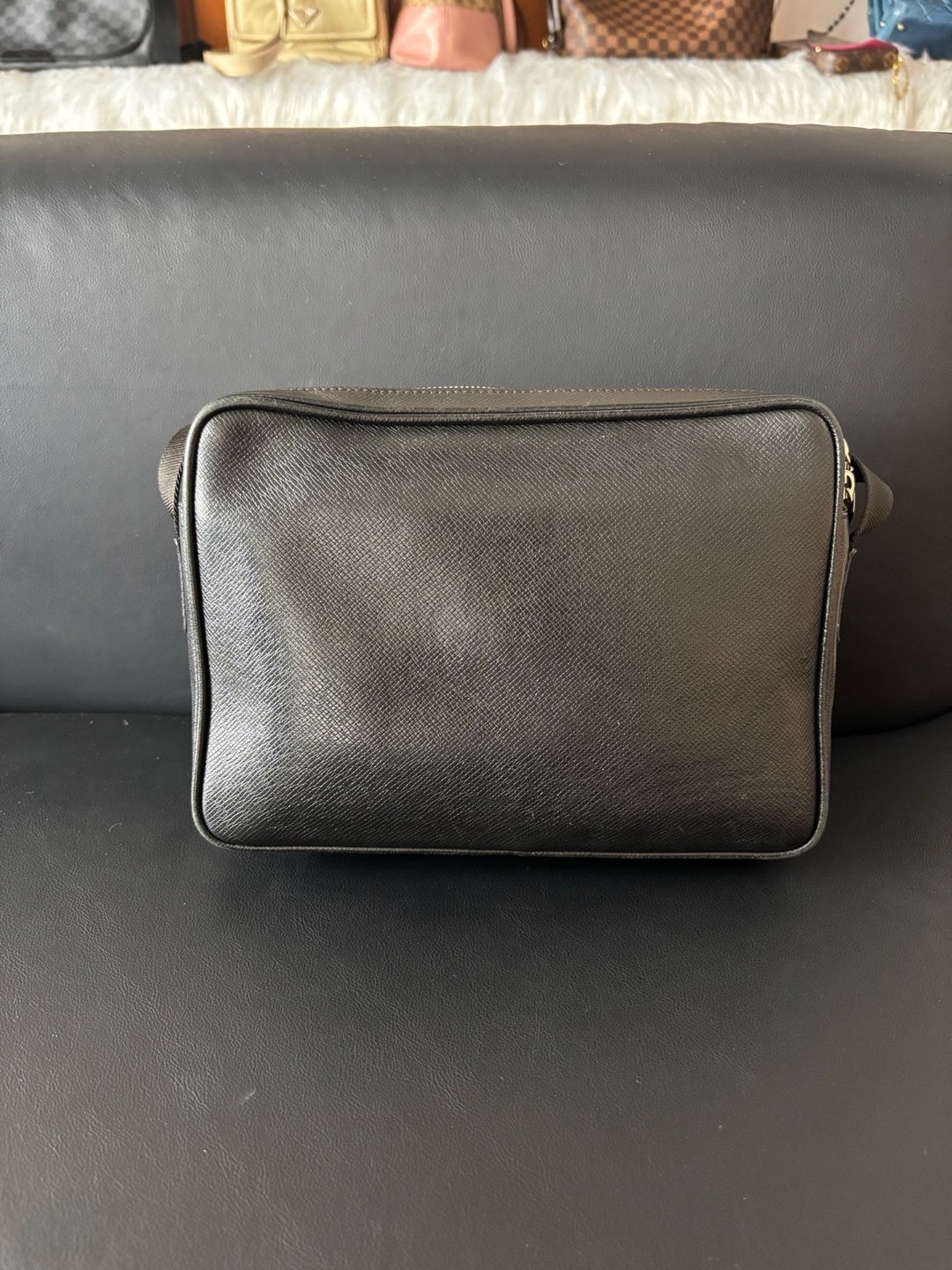 Louis Vuitton Pre-Owned Authentic Messenger Bag Black Free Tracked Shipping