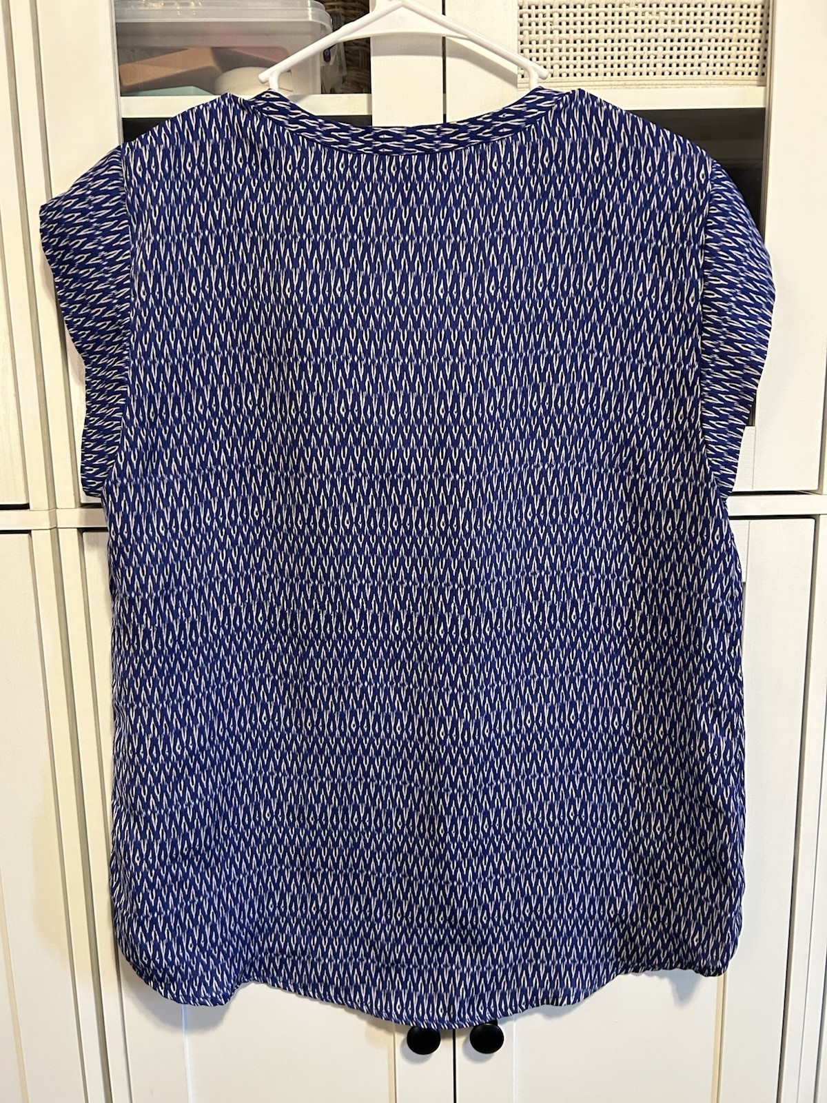Willi Smith Blue/White Geometric V-Neck Cap Sleeve Blouse Women’s L Regular