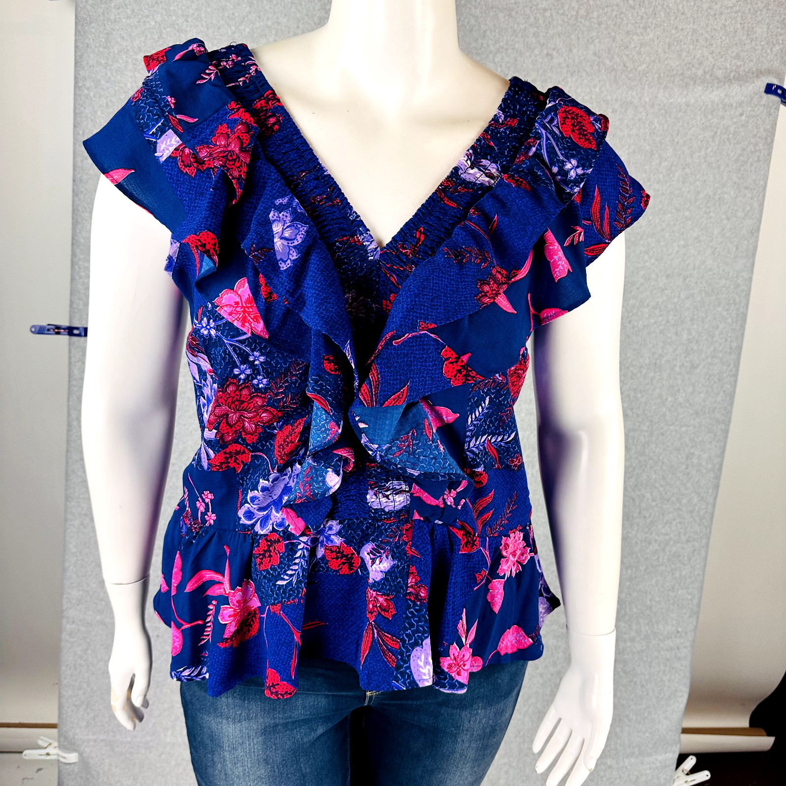 Sofia Jeans Womans Large Bouse Purple Floral Ruffle V-Neck Smocked