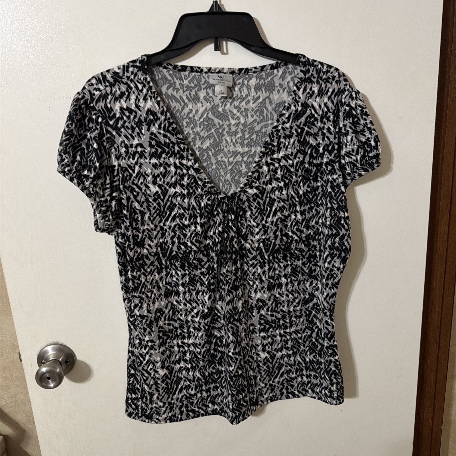 WORTHINGTON Woman Stretch Size L KNIT BLOUSE TOP Short Sleeves V-NECK Black Gray