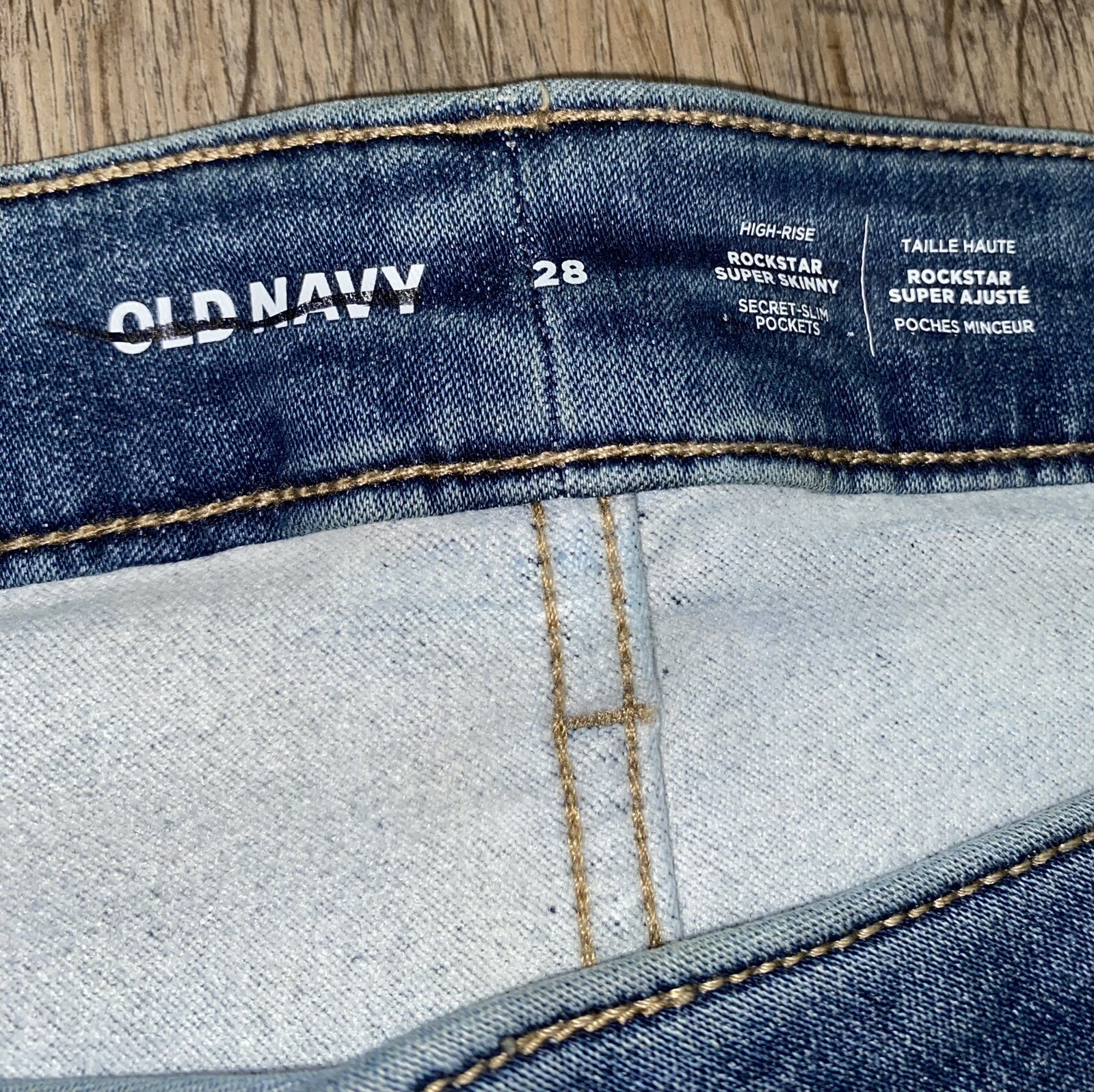 NWOT Old Navy Rockstar High Rise Super Skinny Jeans, Size 28￼