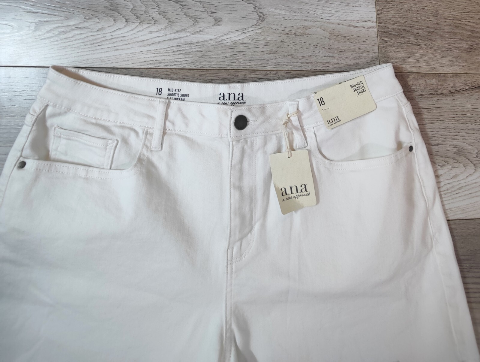 a.n.a NWT Womens Size 18 White Denim Mid-Rise Shortie Shorts 3.5 Inseam Raw Hem