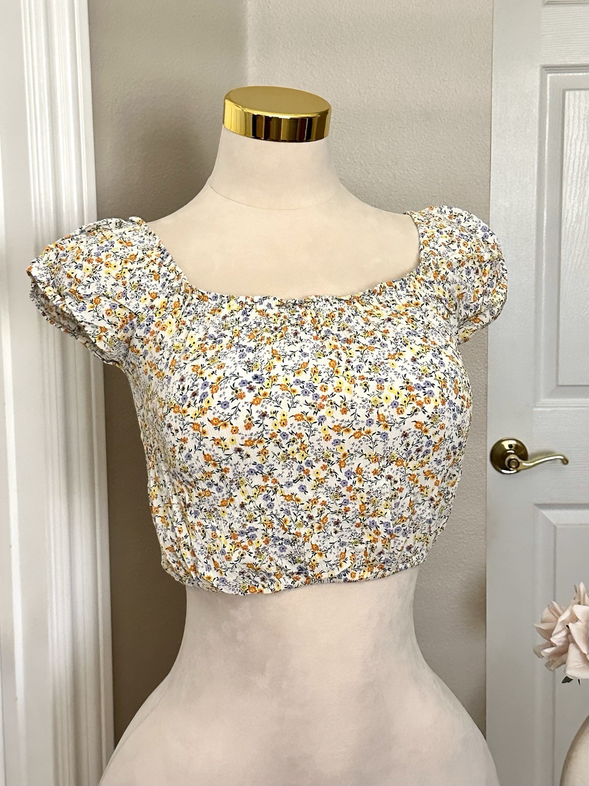 White Yellow Floral Crop Top w Off the Shoulder Cap Sleeves Sz S