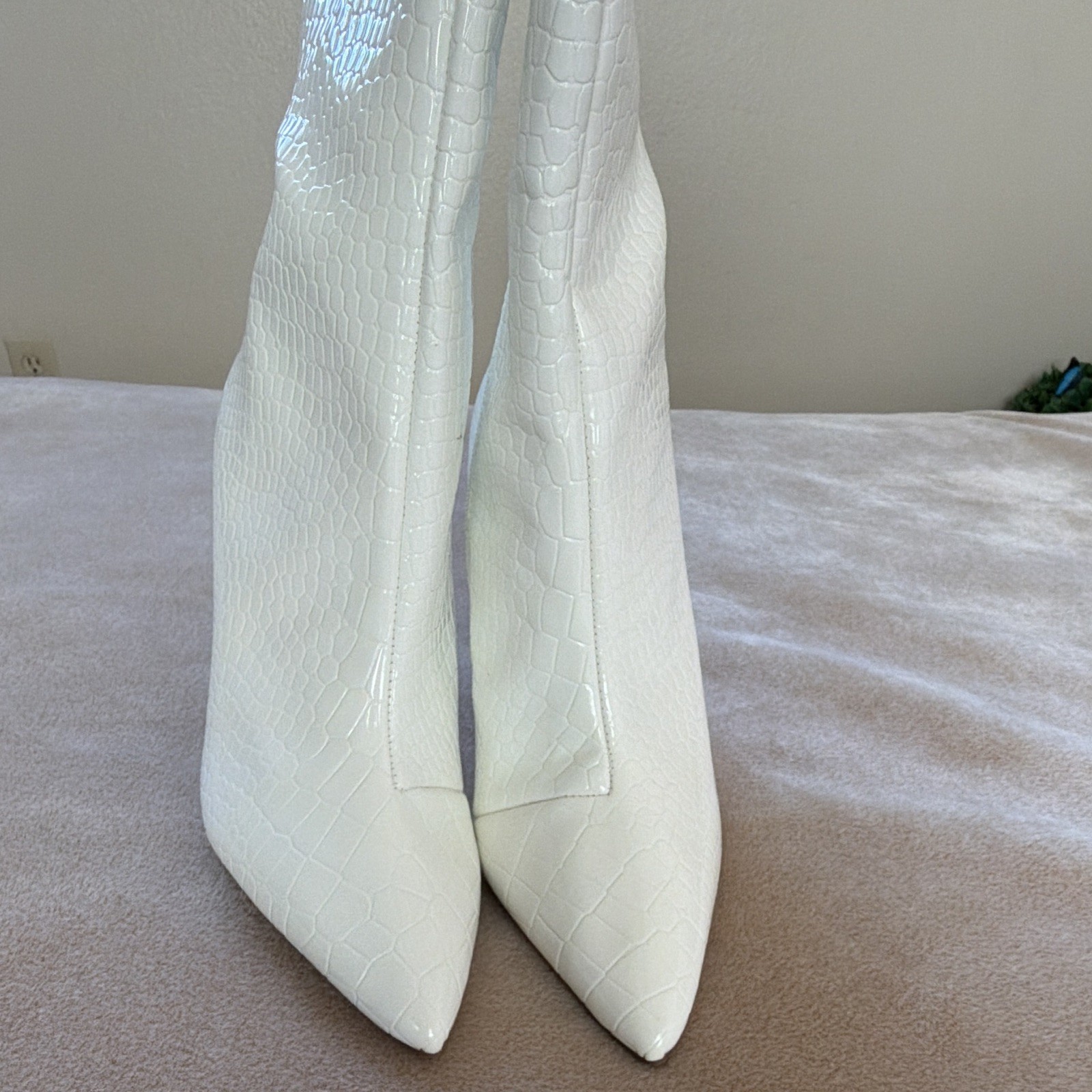 Women’s White Croc Embossed Leather Knee High Stiletto Pointed Toe Zip 6.5