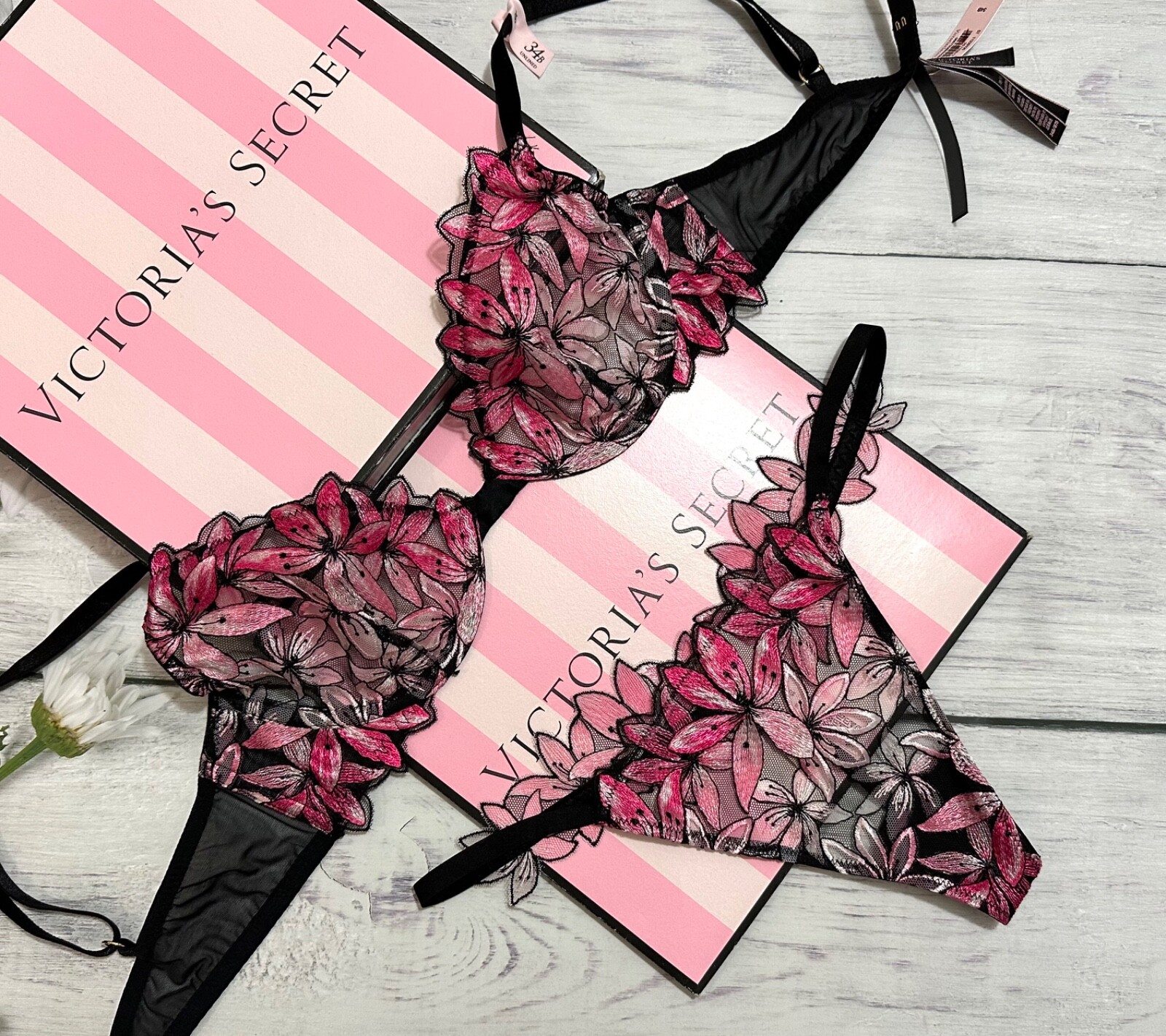 Victoria’s Secret Ziggy Floral Embroidery Bra Thong Set Set Black/Pink