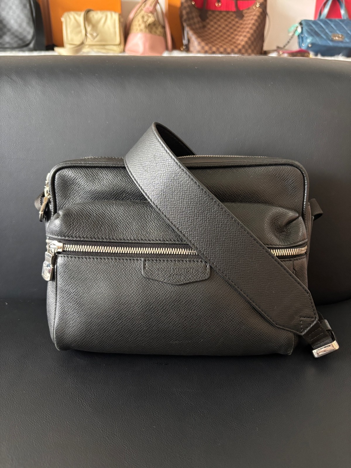 Louis Vuitton Pre-Owned Authentic Messenger Bag Black Free Tracked Shipping