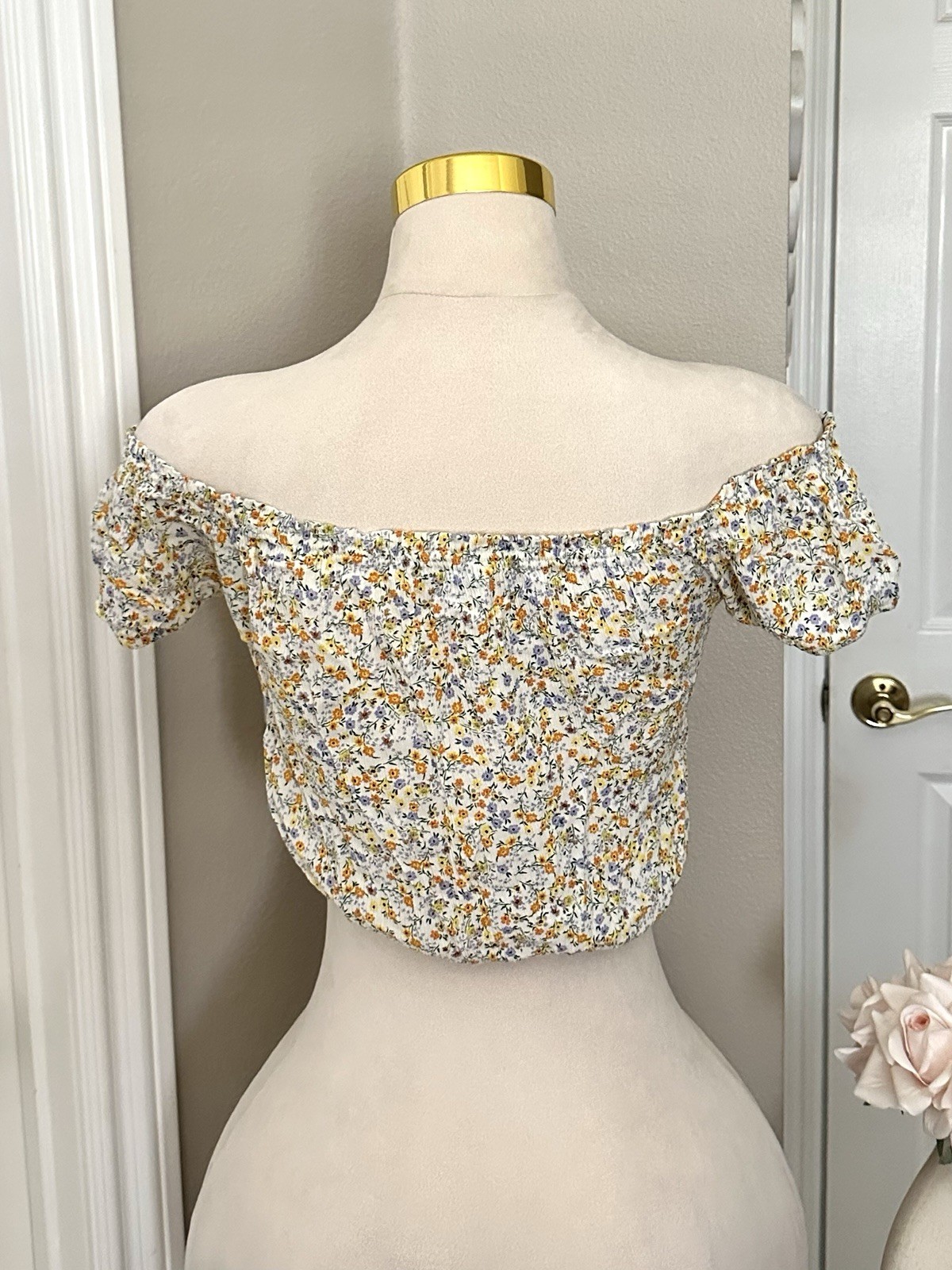White Yellow Floral Crop Top w Off the Shoulder Cap Sleeves Sz S