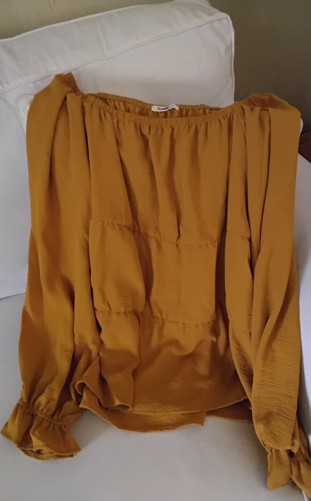 Womens Pretty Gold Blouse Nwot Sz.2X long sleeves,ruffled all around the waist l