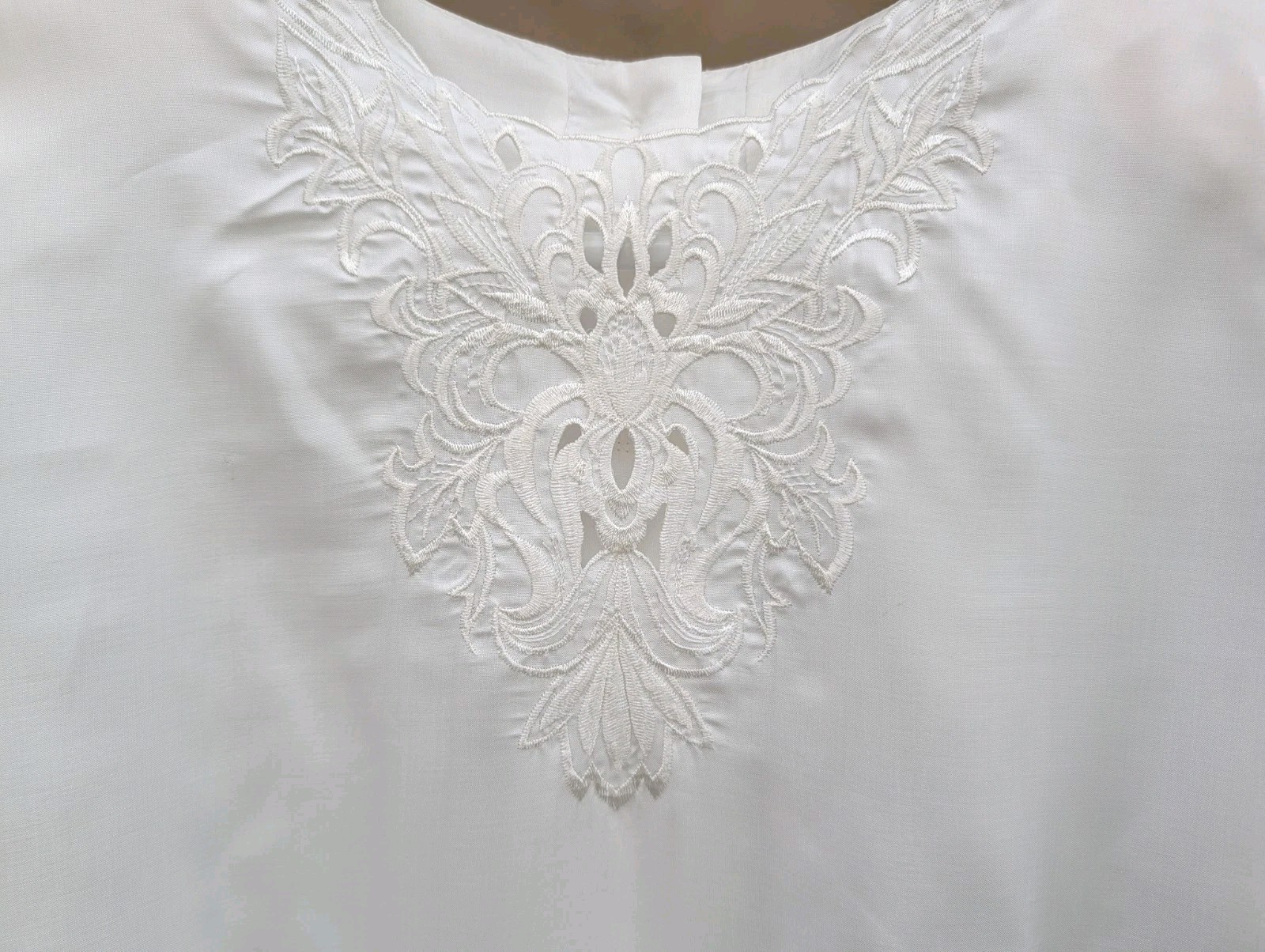 Vntg NICOLA White Embroidered Blouse 8 Satiny Elegant Old Money Back Button 80s