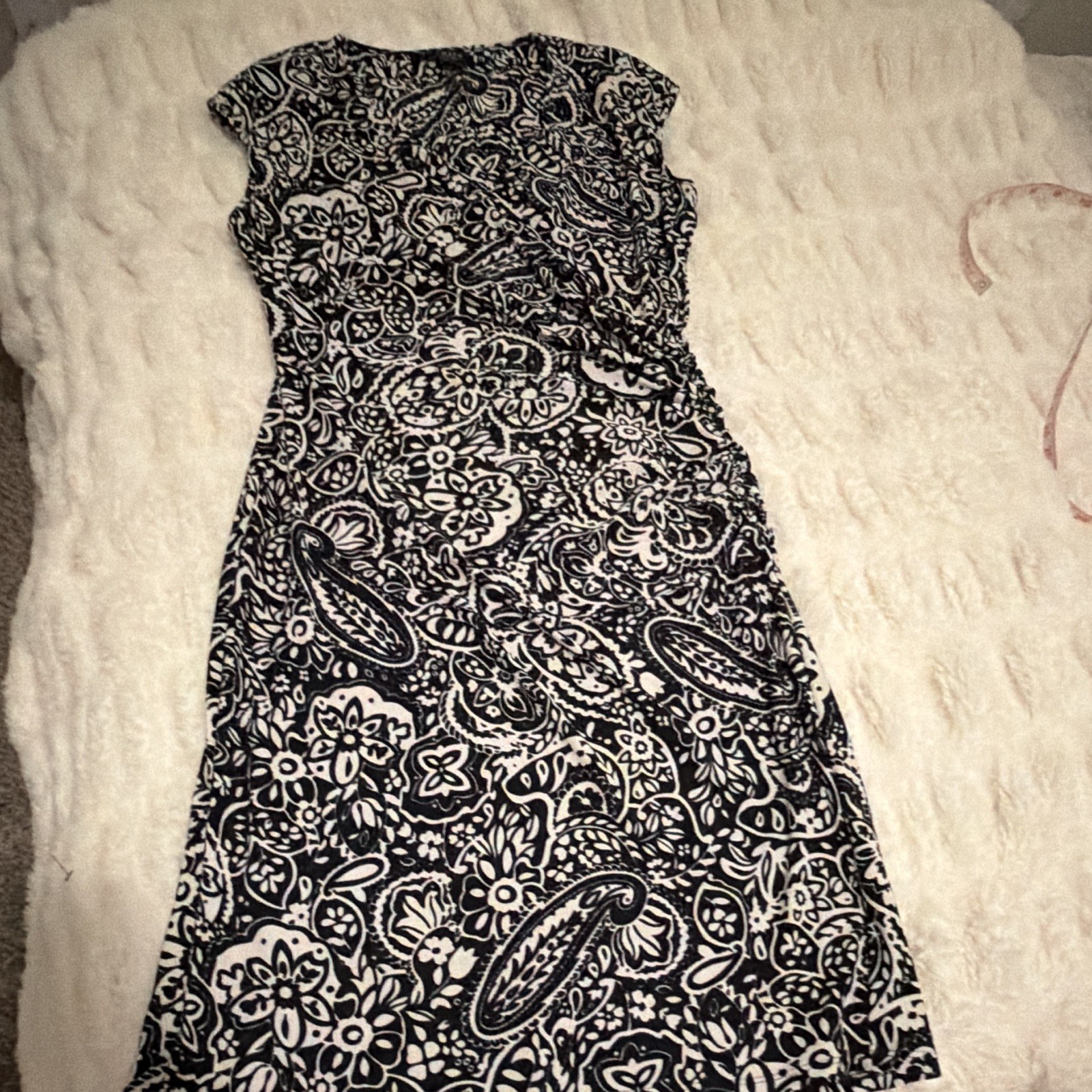 Chaps Black & White Paisley Ruched Knit Sheath Dress M V-Neck Cap Sleeve Stretch