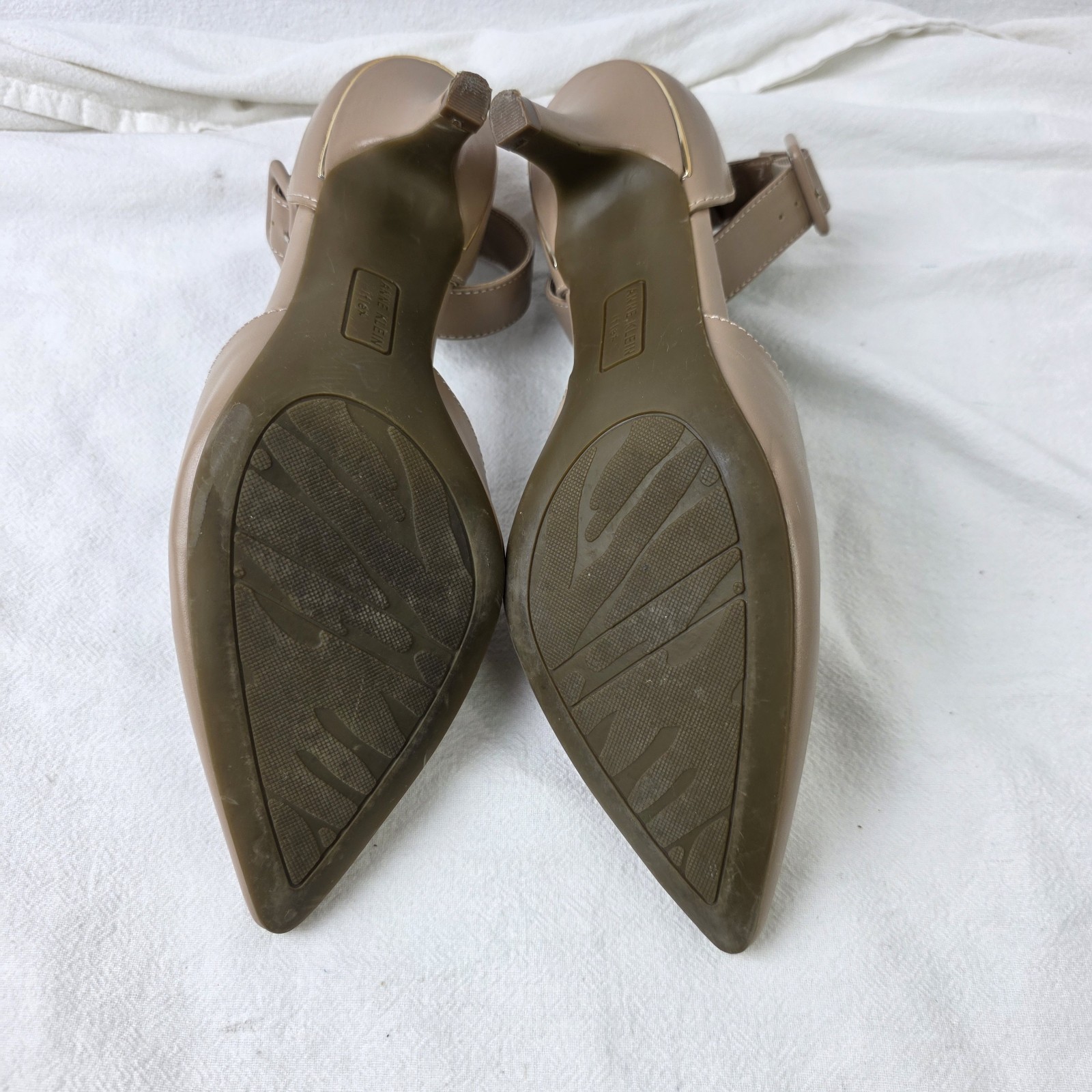 Anne Klein Iflex Fararia Size 9.5M Beige Minimalist Fashion Kitten Heel Pump