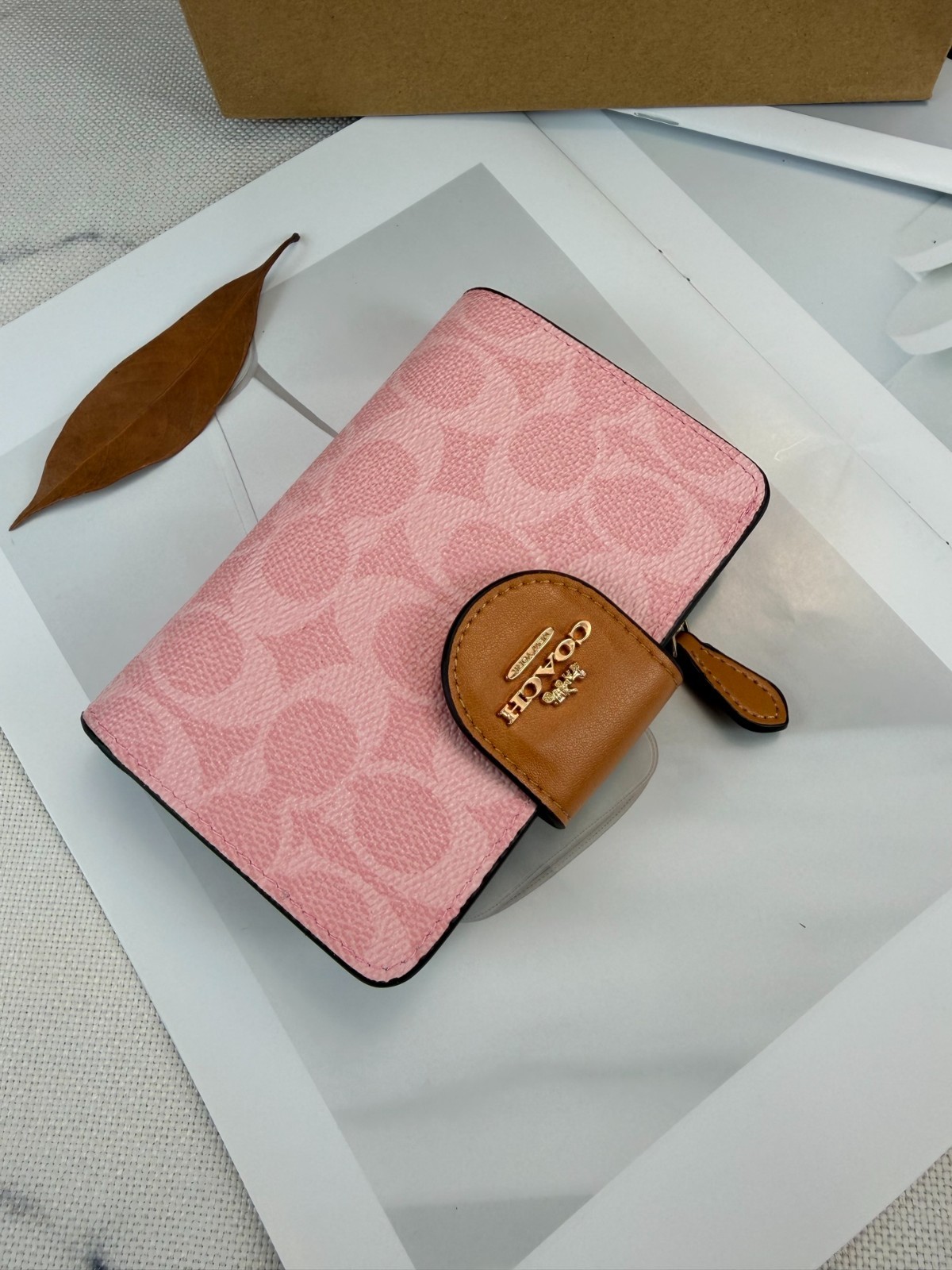 CEC29 Medium Corner Zip Wallet In Signature Canvas Powder Pink