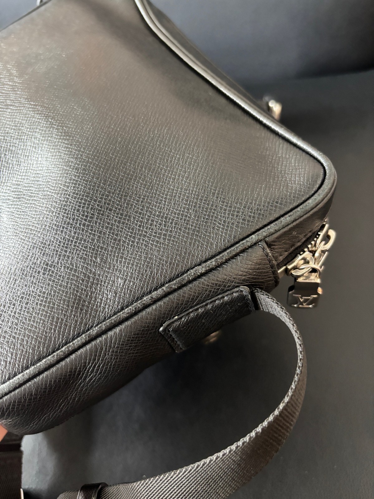 Louis Vuitton Pre-Owned Authentic Messenger Bag Black Free Tracked Shipping