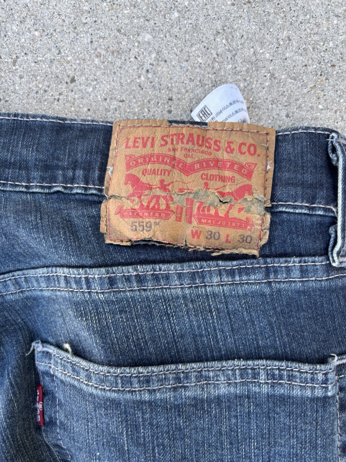 Levi’s Men’s Blue Denim Jeans Relaxed Straight Mid Rise 5-Pocket Medium Wash
