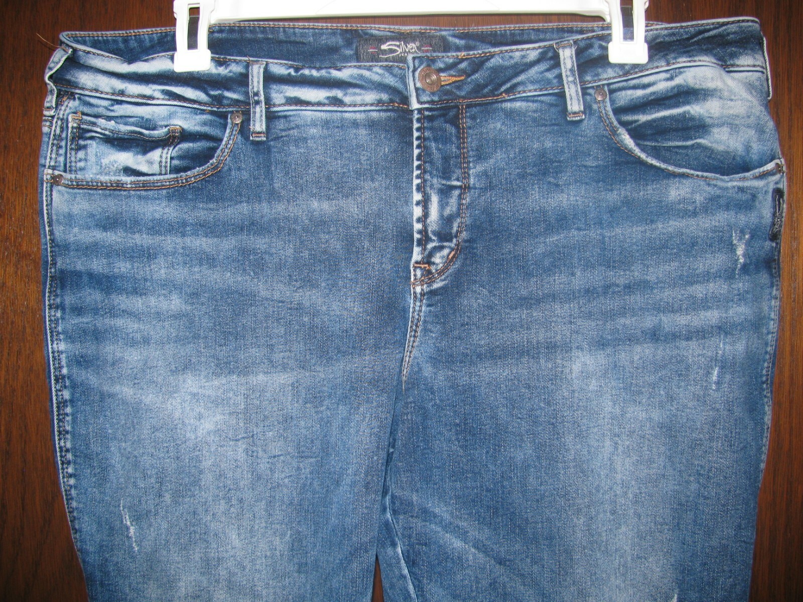 EUC Silver Jeans Avery Skinny Plus Medium Wash Distressed 20/27 20W