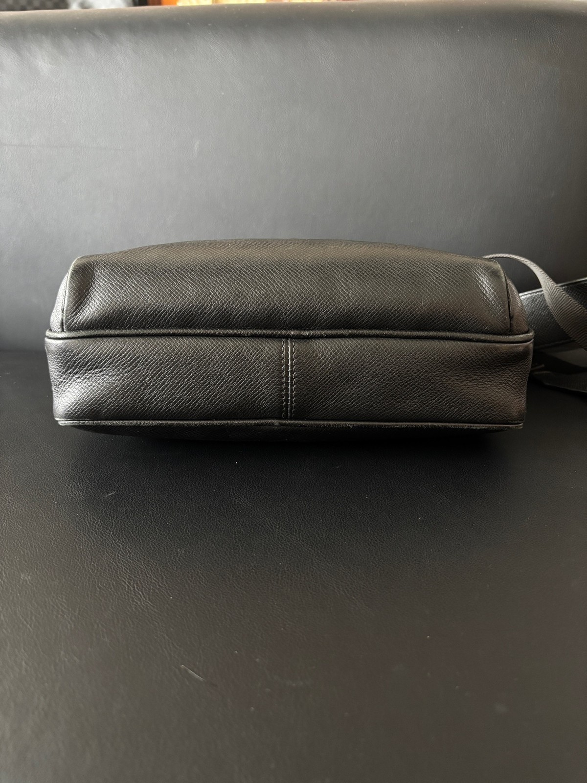 Louis Vuitton Pre-Owned Authentic Messenger Bag Black Free Tracked Shipping