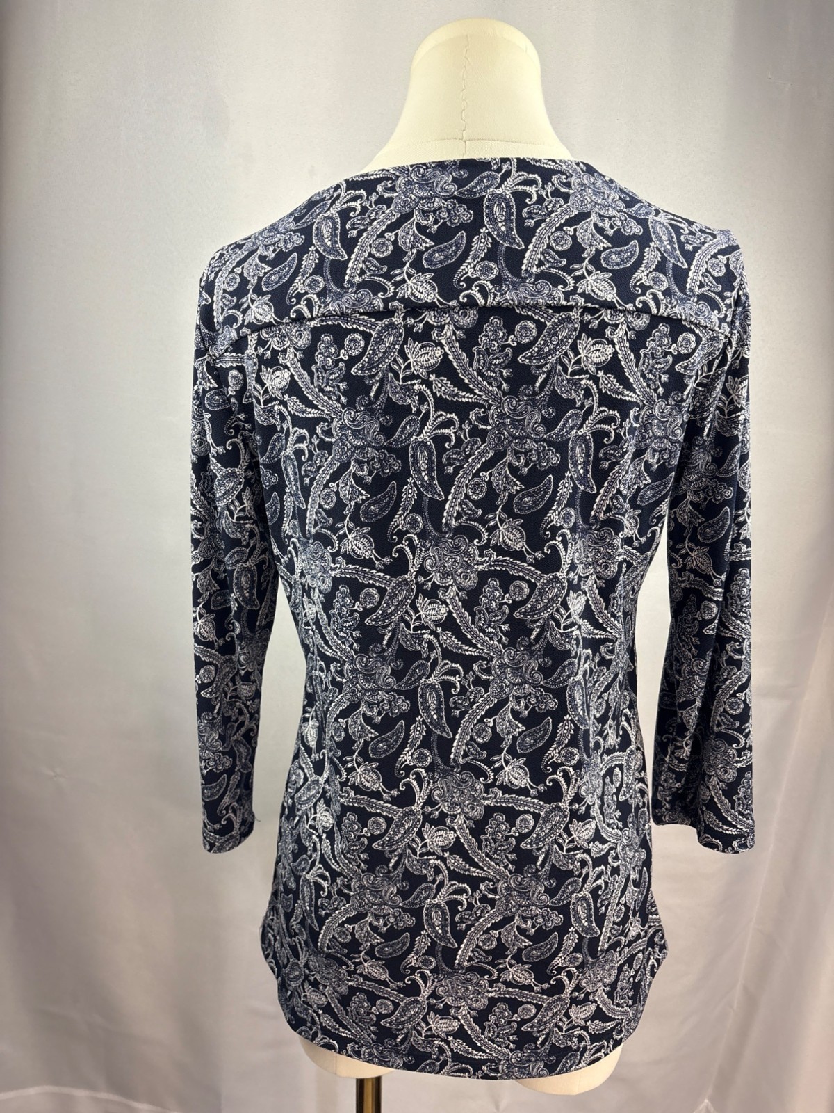 Magnolia Grace Womens Small Blue Paisley Polyester/Spandex Top With Keyhole Deta