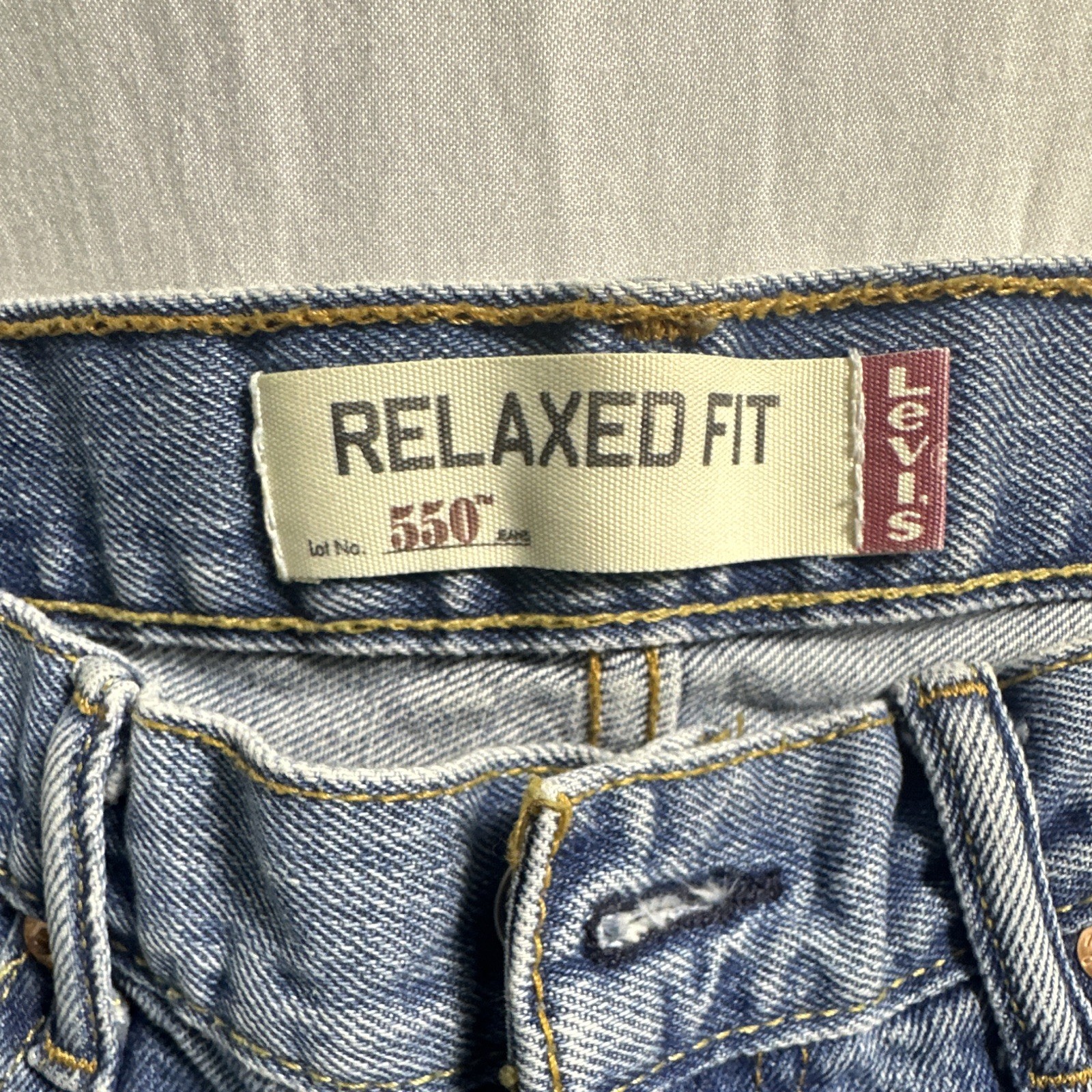 Levi’s 550 33×32 Relaxed Fit Men’s Blue Light Wash Denim Straight Jeans 5-Pocket