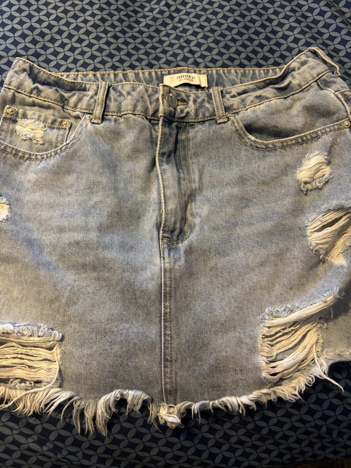 Forever 21 Women’s Light Wash Distressed Fringe Denim Shorts Mid Rise 28