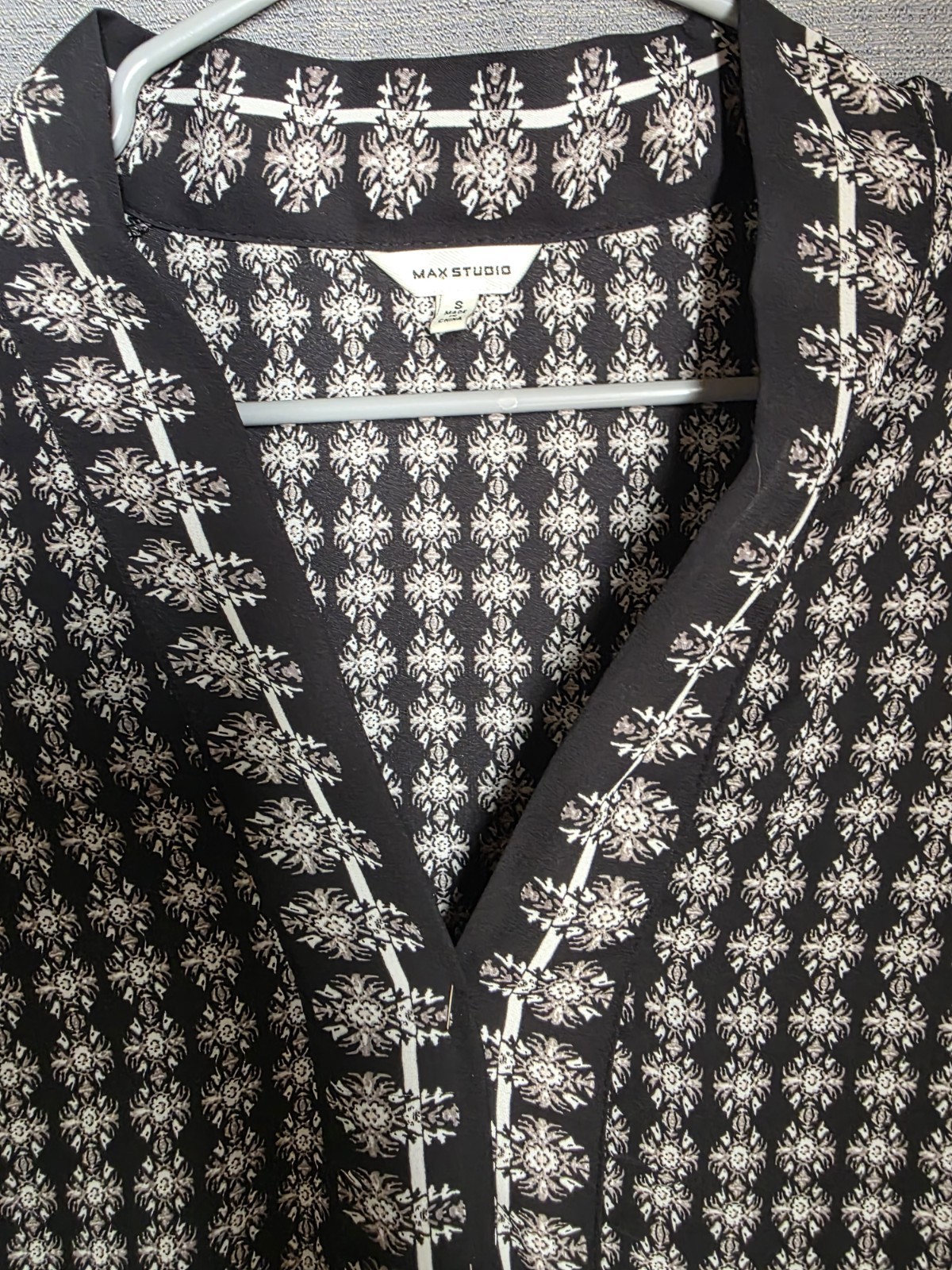 Max Studio Women’s Black White Geometric V-Neck 3/4 Sleeve Pullover Blouse S